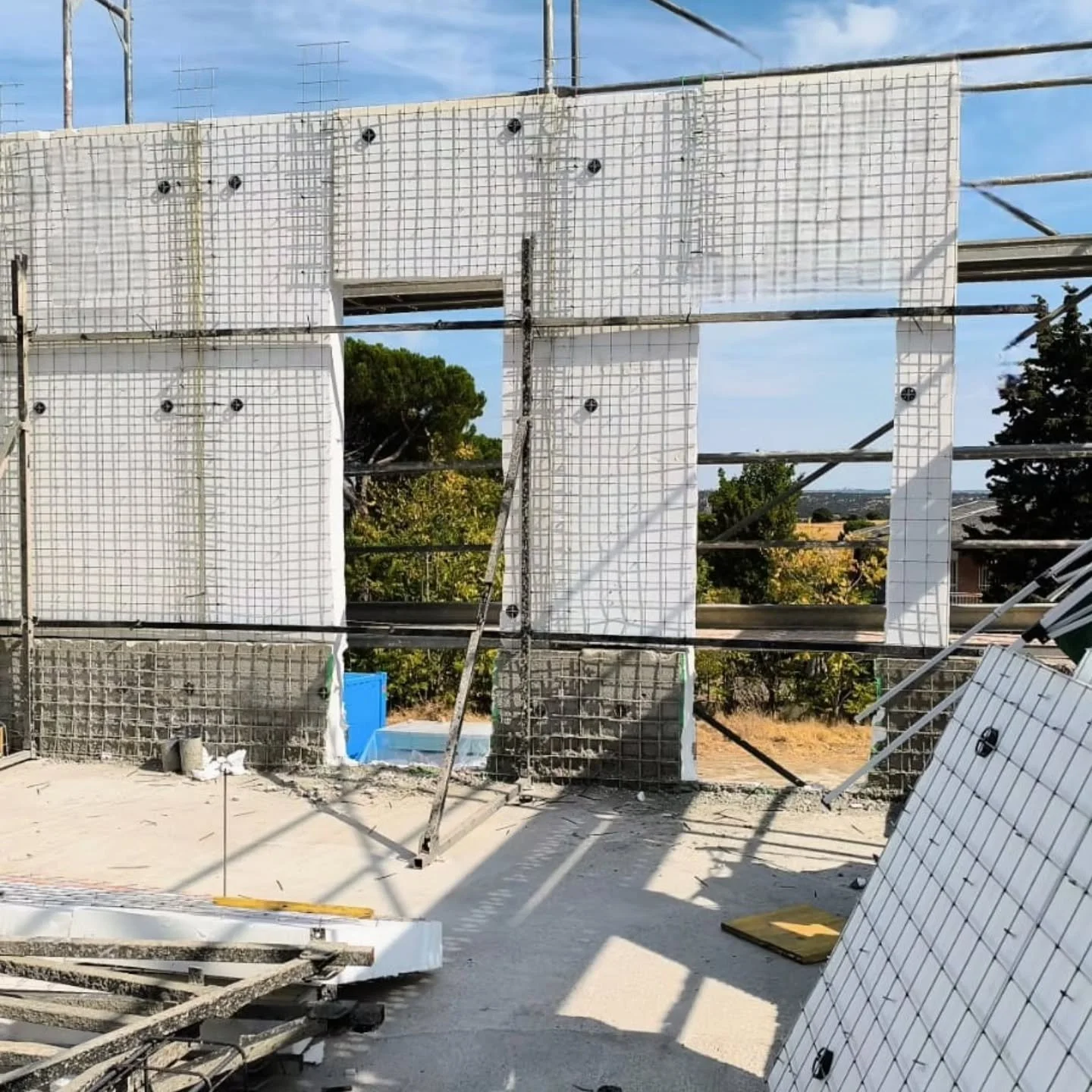La estructura del futuro empieza aqu&iacute;👇

Cada proyecto comienza igual: con un terreno vac&iacute;o y una visi&oacute;n clara.
Pero lo que marca la diferencia no son los materiales, sino la precisi&oacute;n, la planificaci&oacute;n y el comprom