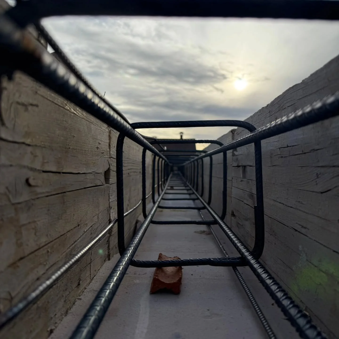 Detr&aacute;s de cada estructura, de cada metro de hormig&oacute;n y cada detalle perfecto&hellip; hay un equipo que pone el alma en lo que hace. 💪🏽🏗️

Esto no es solo construcci&oacute;n:
Es precisi&oacute;n, compromiso y pasi&oacute;n convertido
