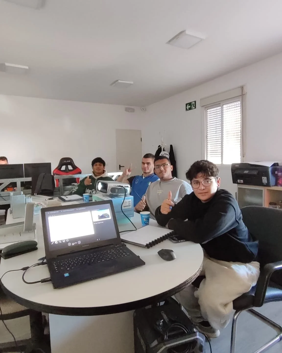 Aprender haciendo. Construir con precisi&oacute;n. Crecer como equipo.
As&iacute; se vive la formaci&oacute;n en Steel Frame en Optima Investments: planos, mediciones, herramientas en mano y mucho trabajo en equipo. Porque la excelencia no se improvi