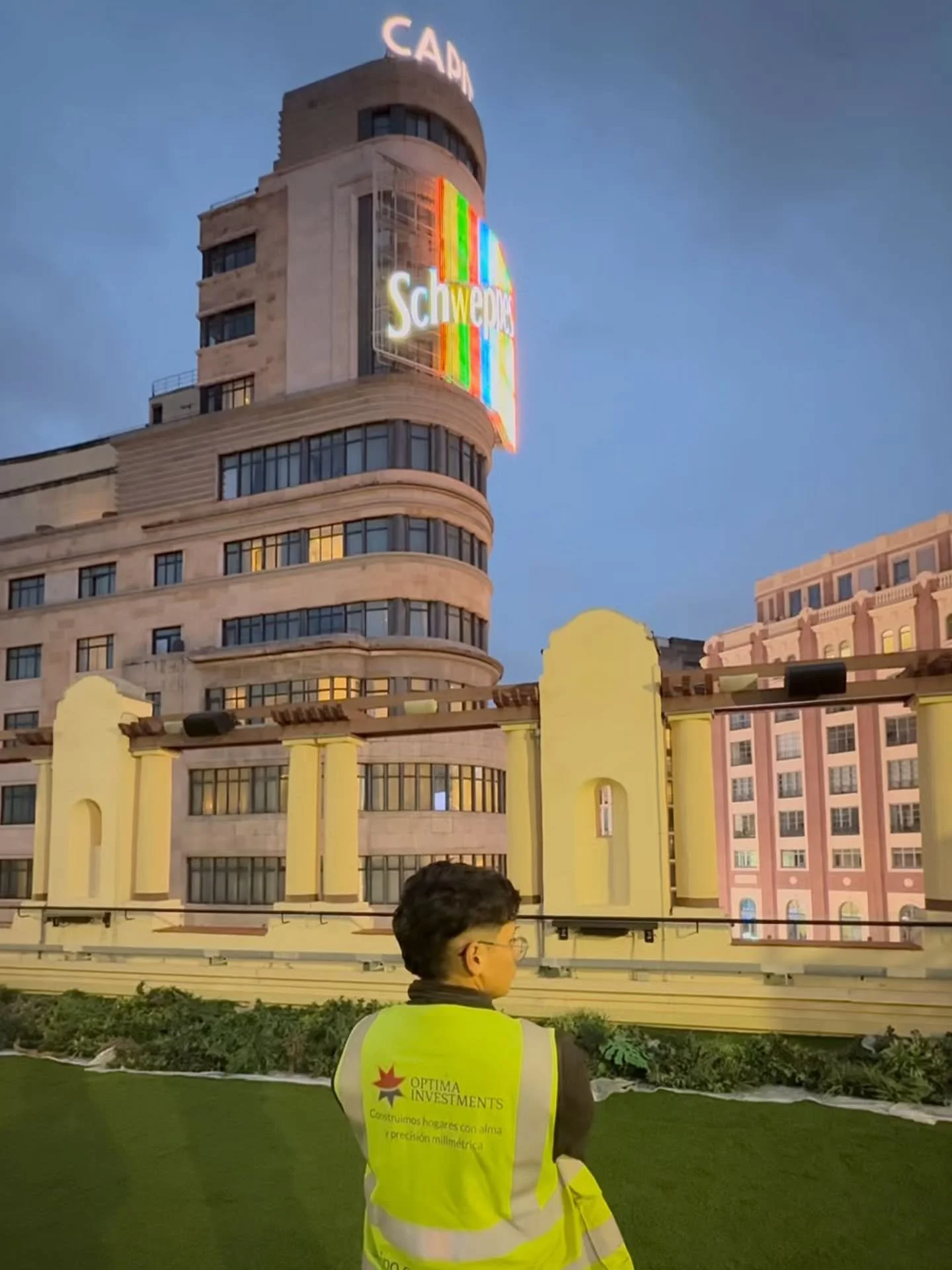 Hoy damos comienzo a nuestra obra en los emblem&aacute;ticos Cines Callao de Madrid, capitaneada por Izan, que contin&uacute;a dando pasos firmes en su carrera como capataz. Un hito m&aacute;s para Optima Investments, que logra posicionar su estrella