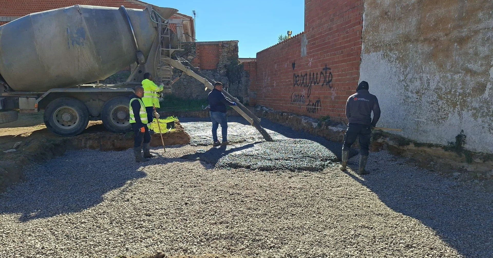 Hoy no es un d&iacute;a m&aacute;s en obra&hellip;
Hoy es el comienzo de algo grande. 🏡✨

En **Castillo de Bayuela**, hemos dado un paso clave:
👉 **Ya estamos cimentando**

Esto no es solo hormig&oacute;n&hellip;
Es el inicio de un hogar, de una hi