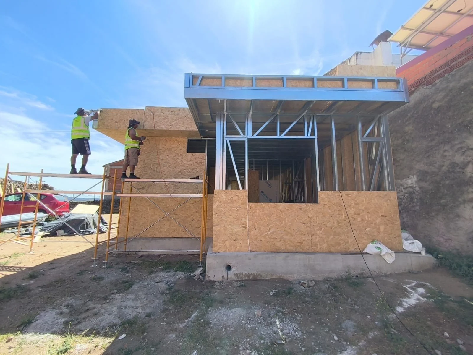 🏗️ Una obra eficiente no es la que corre m&aacute;s. Es la que se detiene menos.
Cuando dise&ntilde;o, fabricaci&oacute;n y ejecuci&oacute;n trabajan coordinados, los errores disminuyen, los plazos se acortan y la obra avanza con mayor precisi&oacut