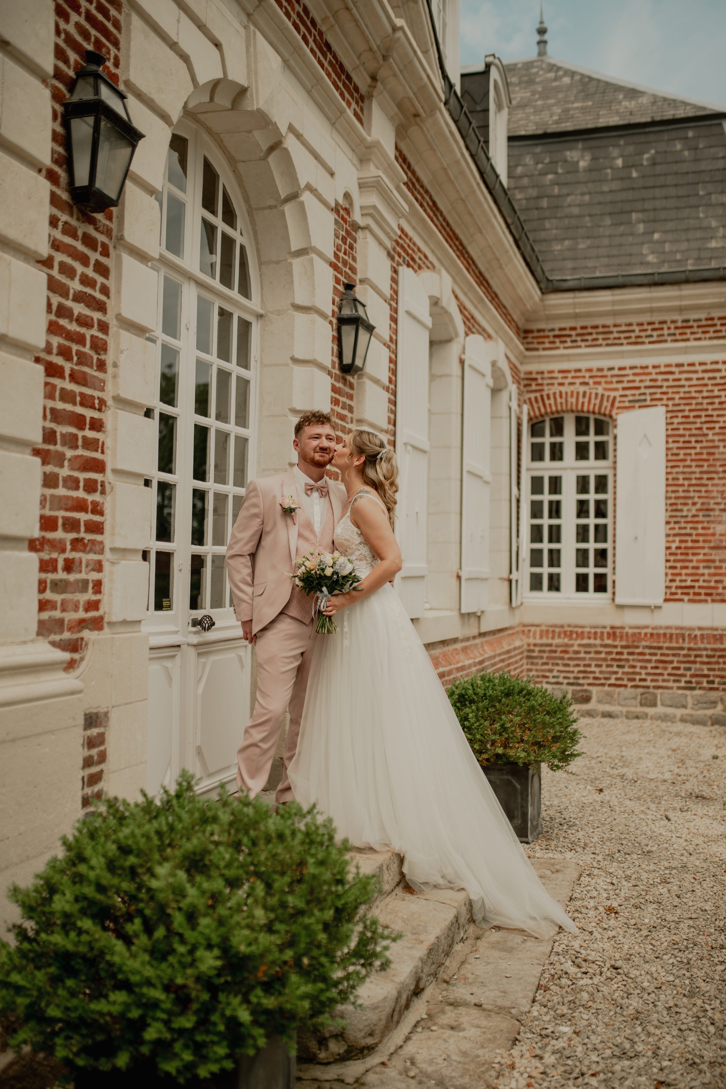 Mariés devant un château dans le Pas de Calais 
