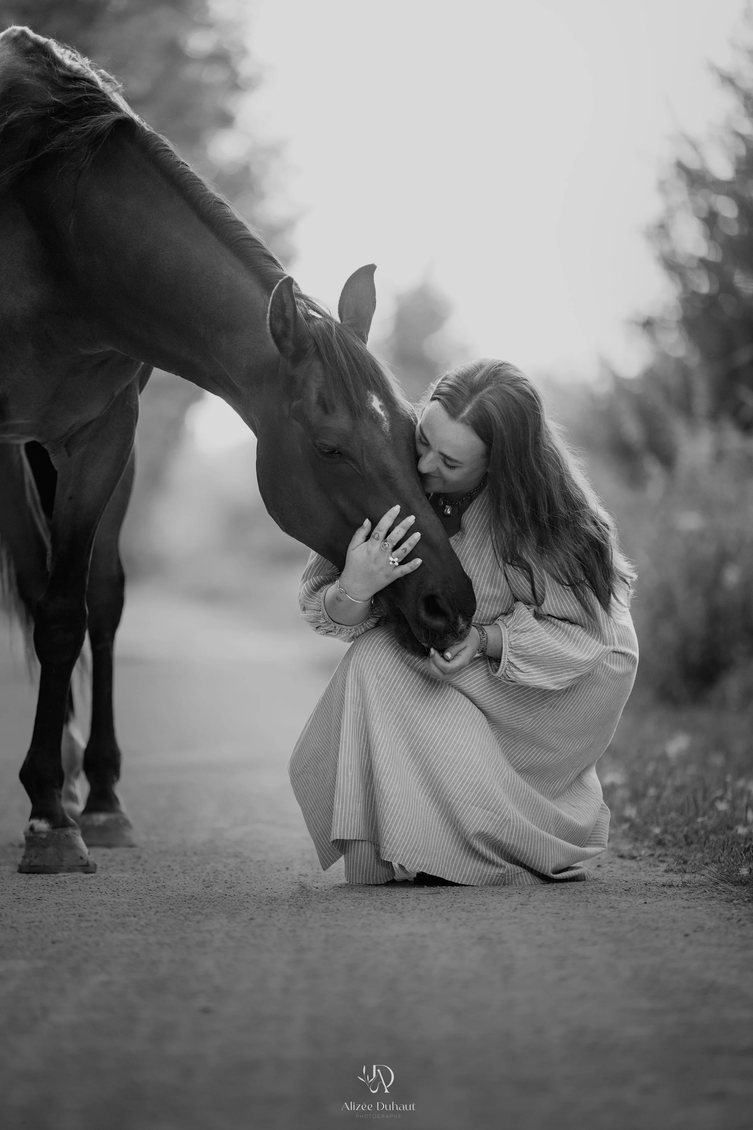 Séance photo cheval et sa cavalière complicité noir et blanc