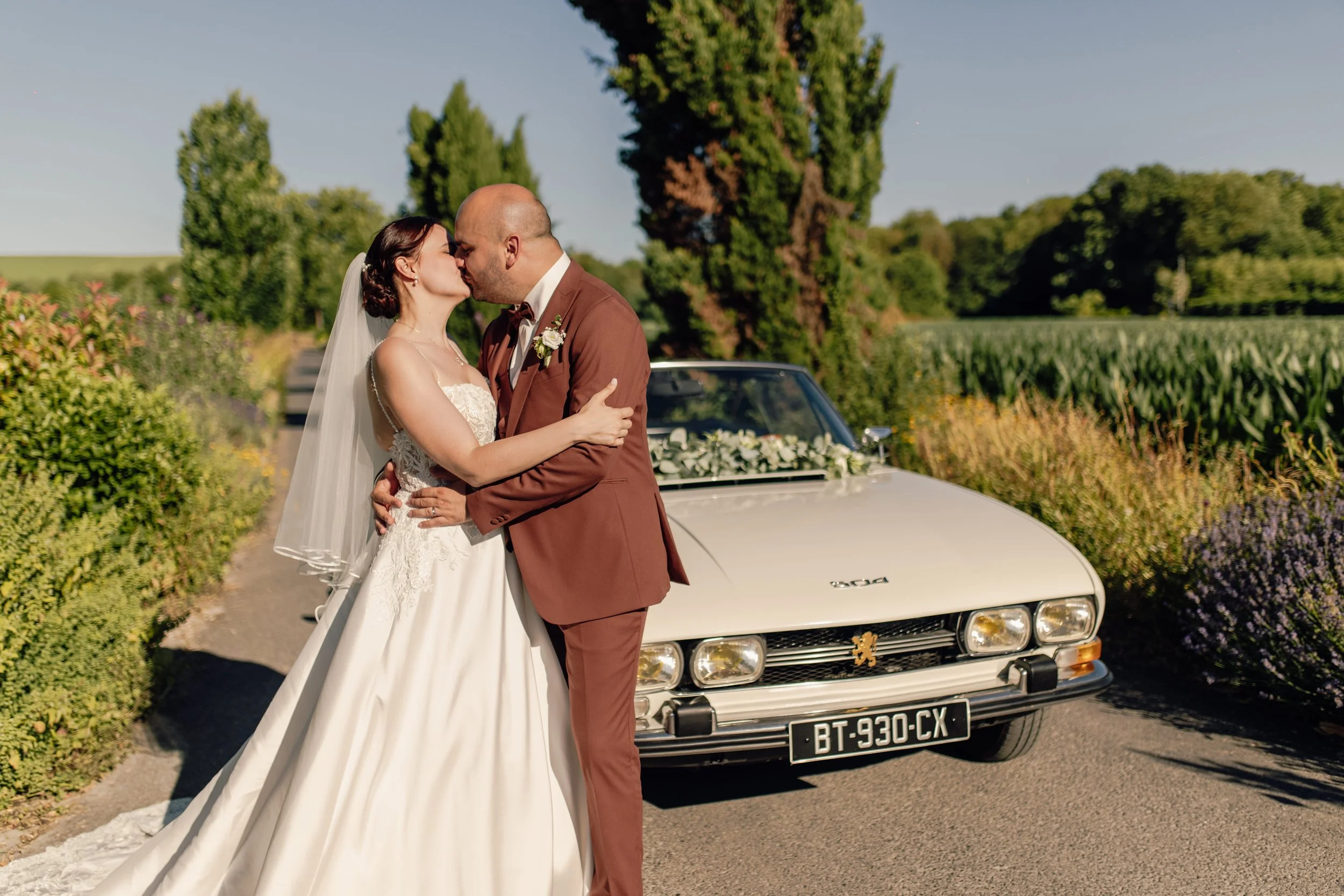 Voiture vintage de mariage au Moulin des Ecrevisses