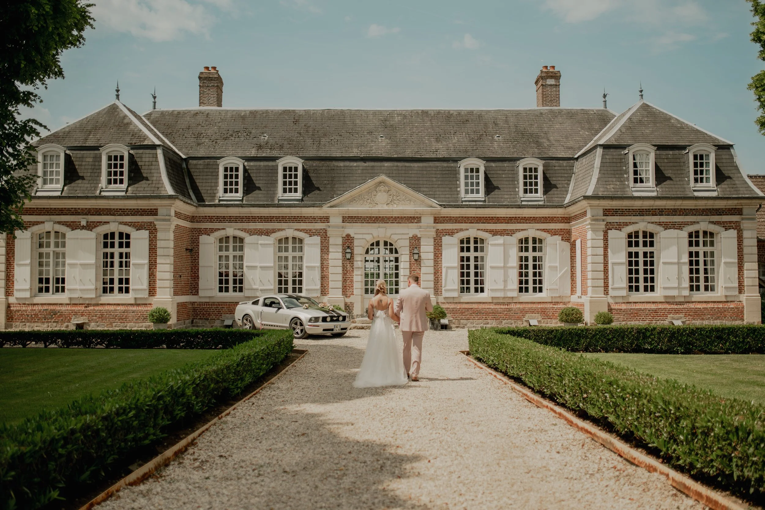 Mariés devant un château dans le Pas de Calais