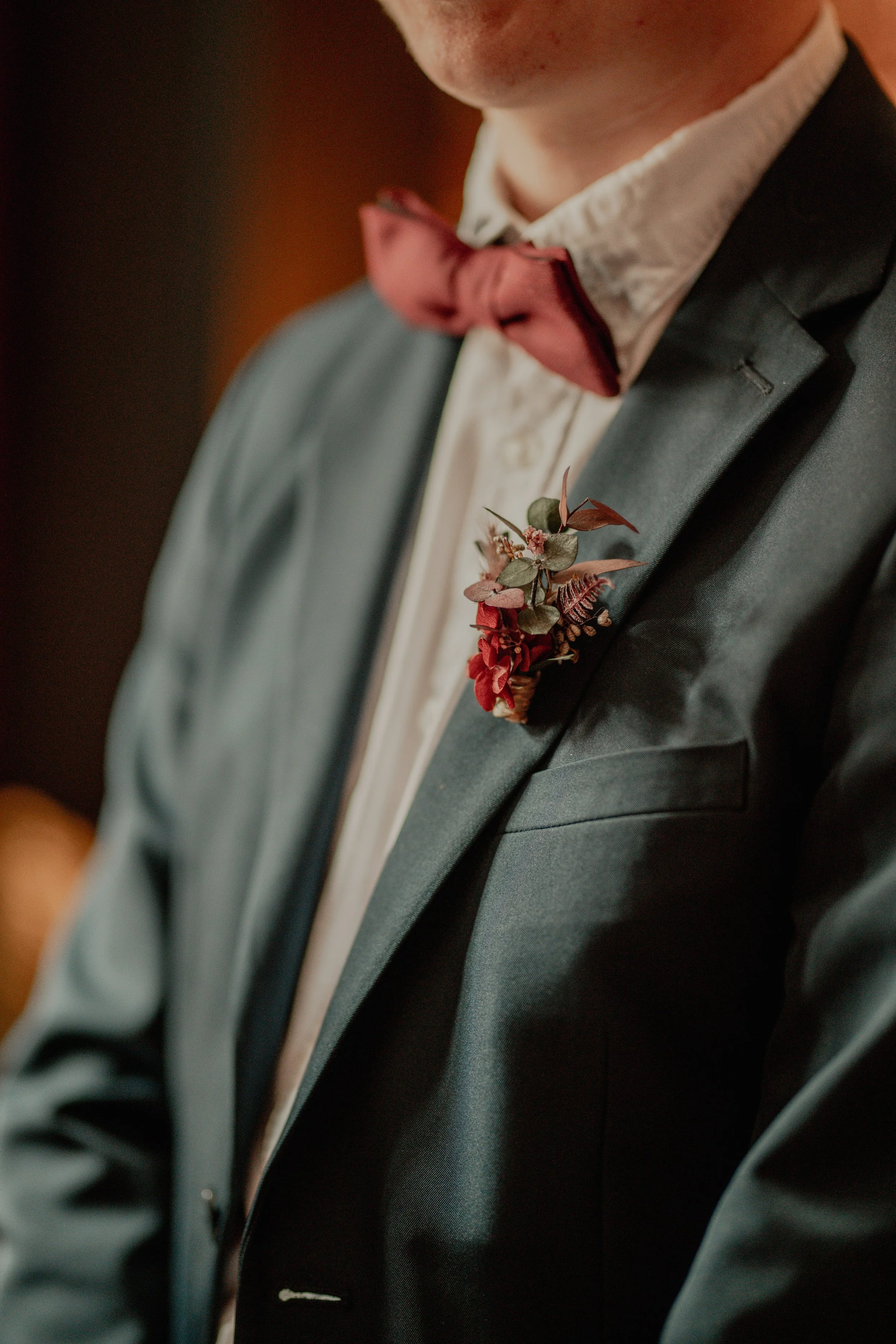 Boutonnière bordeaux marié