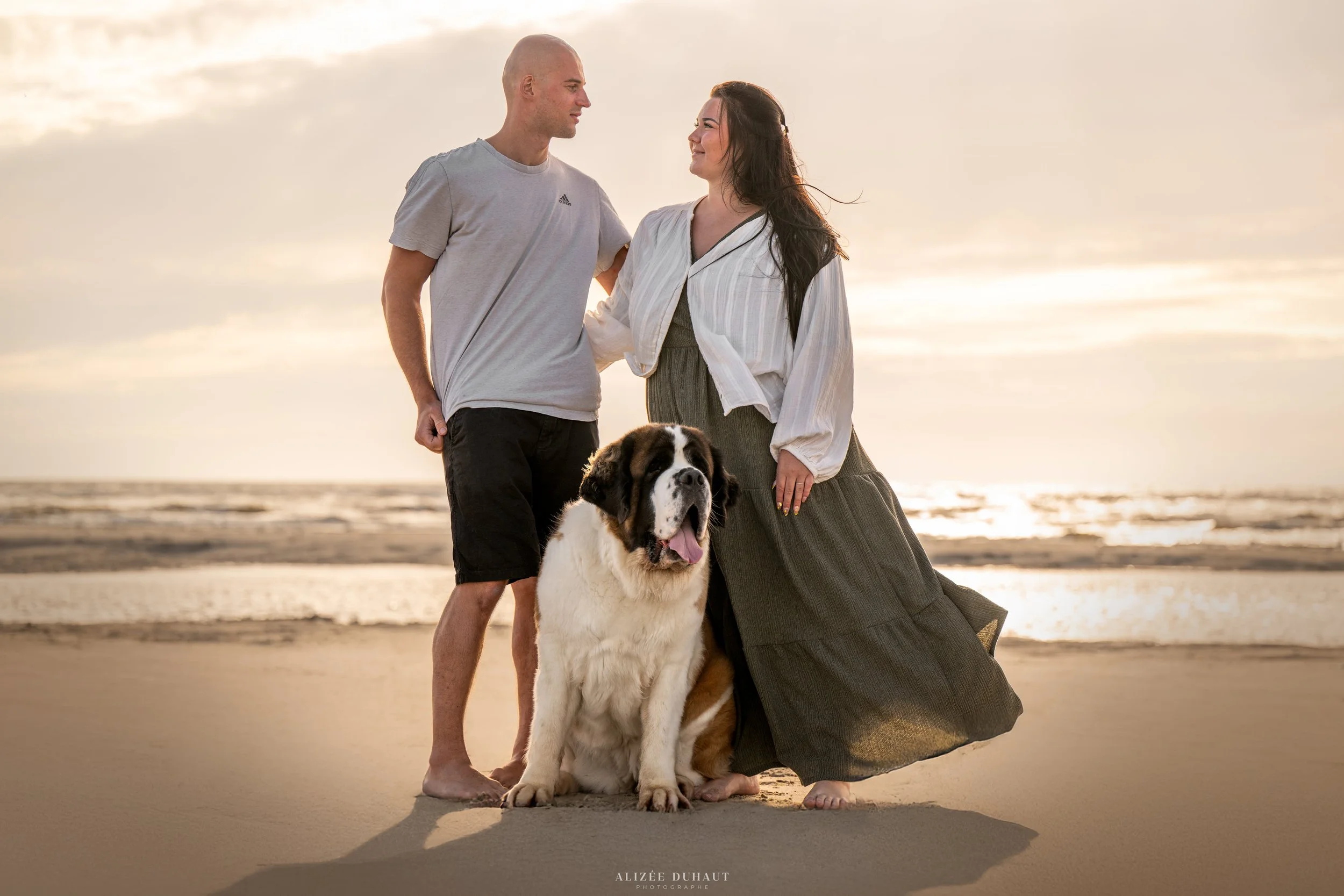 Portrait couple avec leur chien sur la plage, Nord