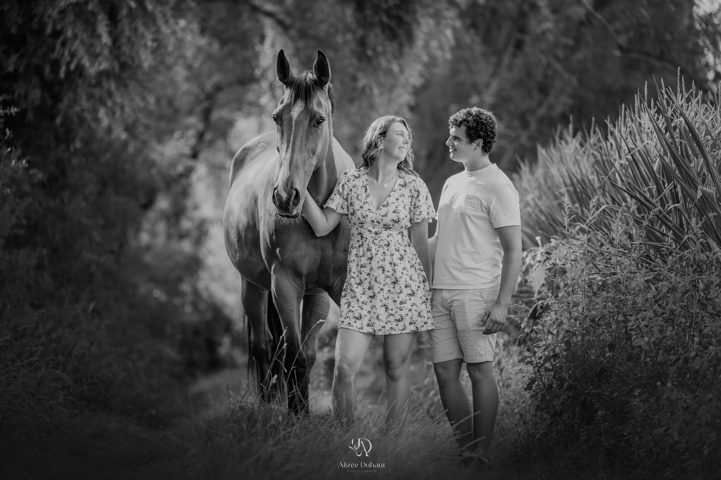 cheval et humain moment de complicité noir et blanc Lens