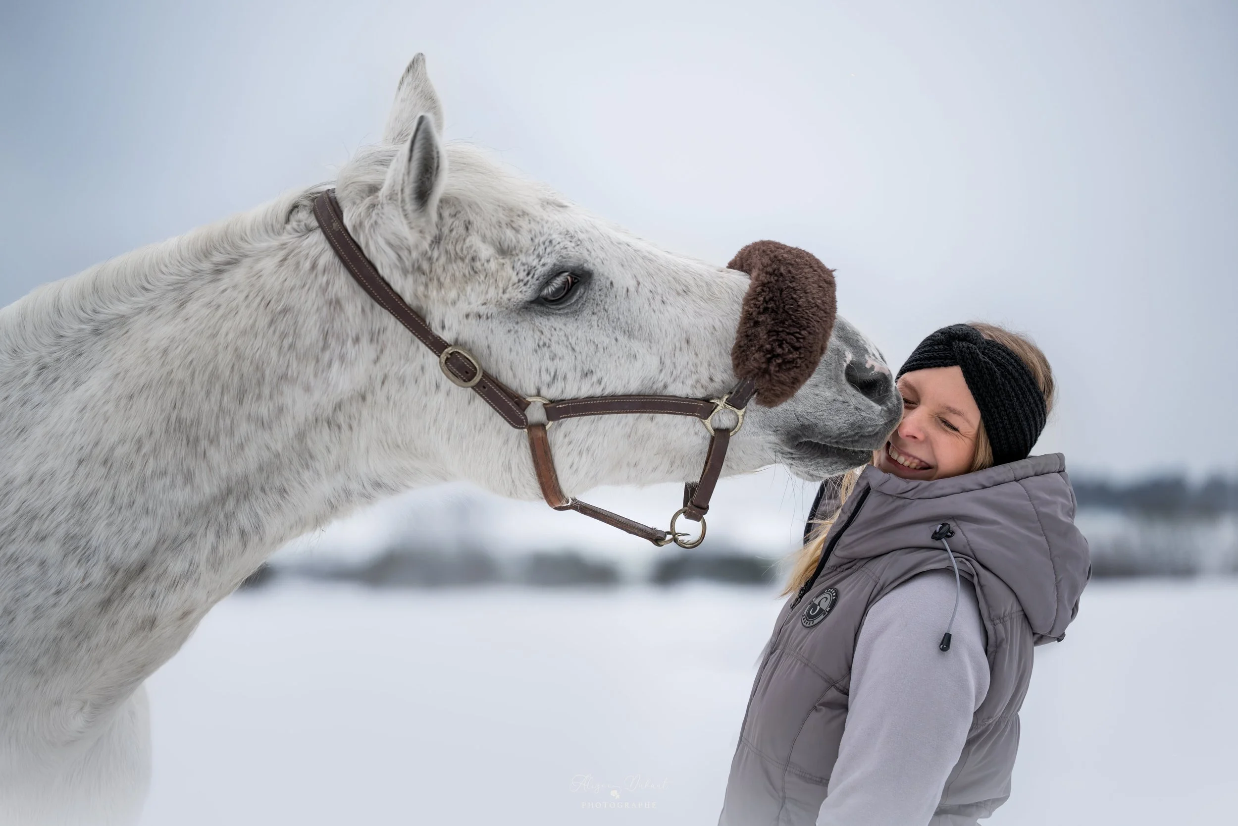 Bisous cheval et sa cavalière dans la neige