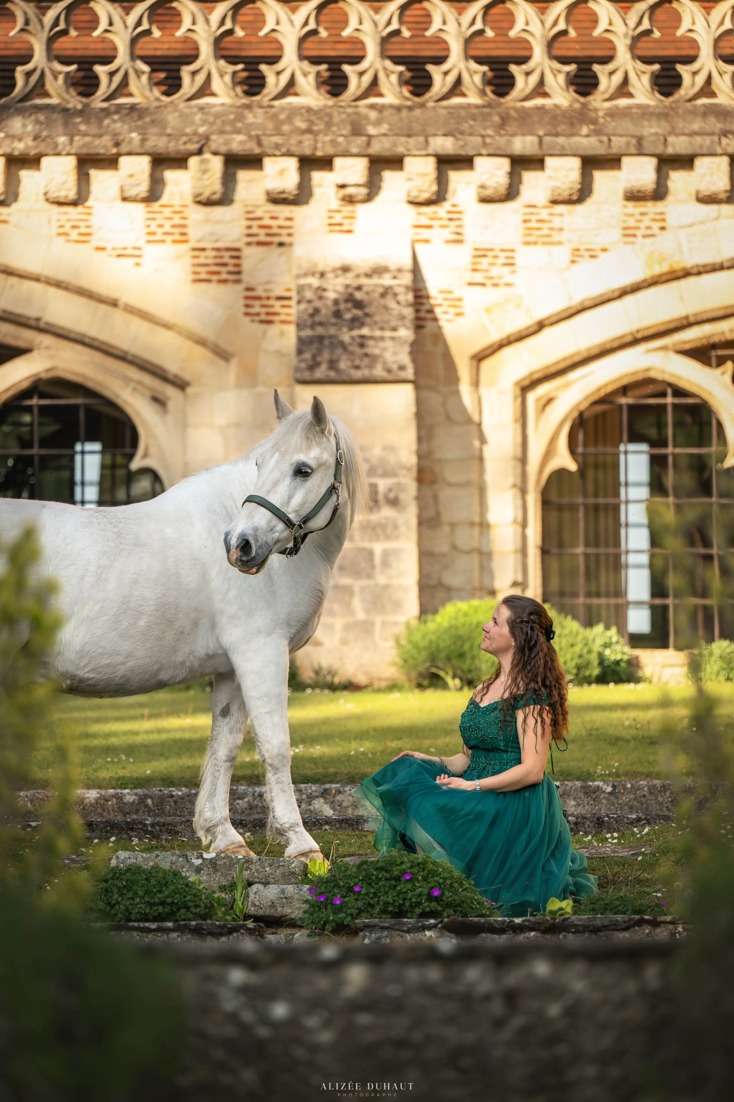 Séance photo dans un château Hauts de France avec un cheval