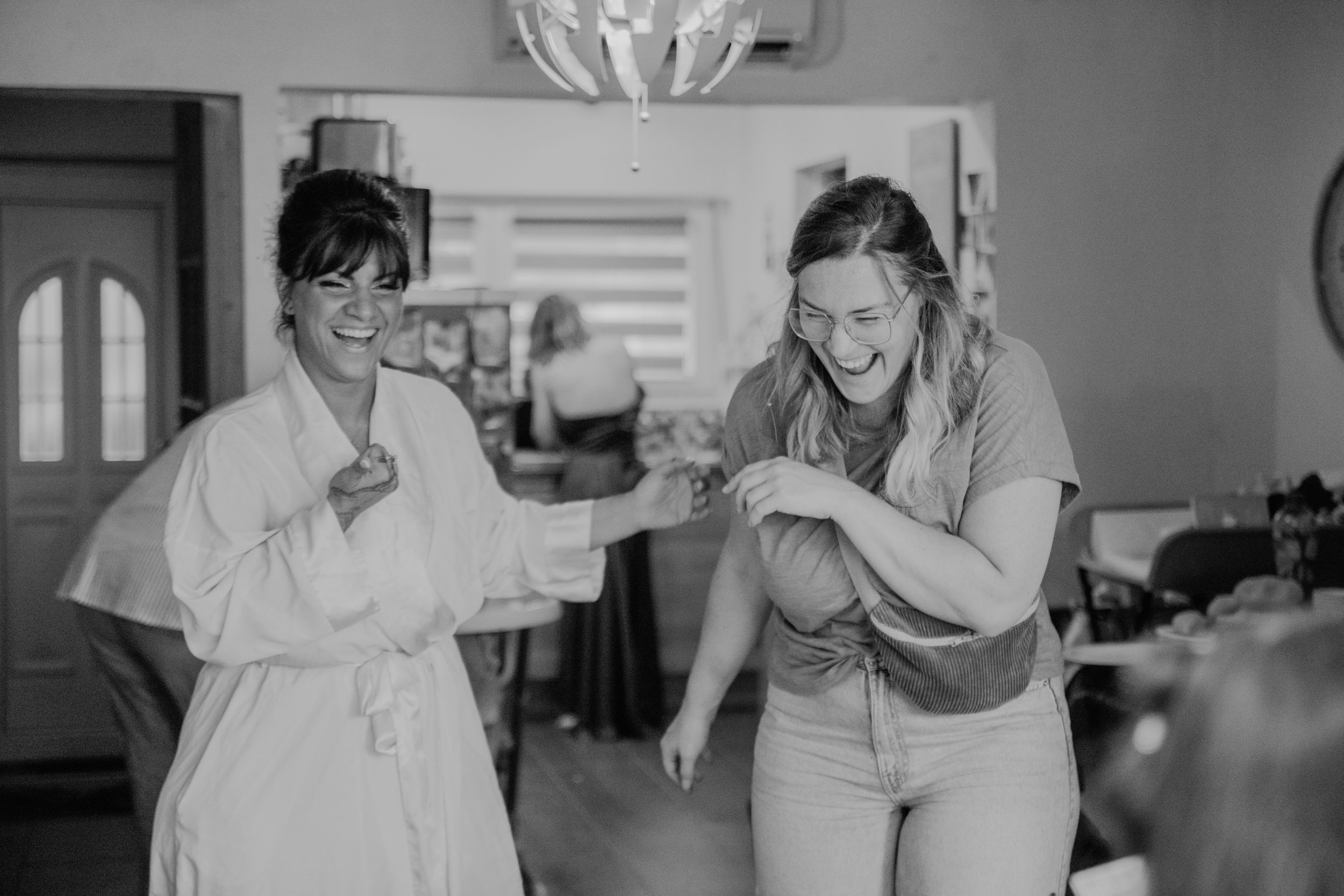 Mariée et invités riant pendant les préparatifs mariage photo reportage