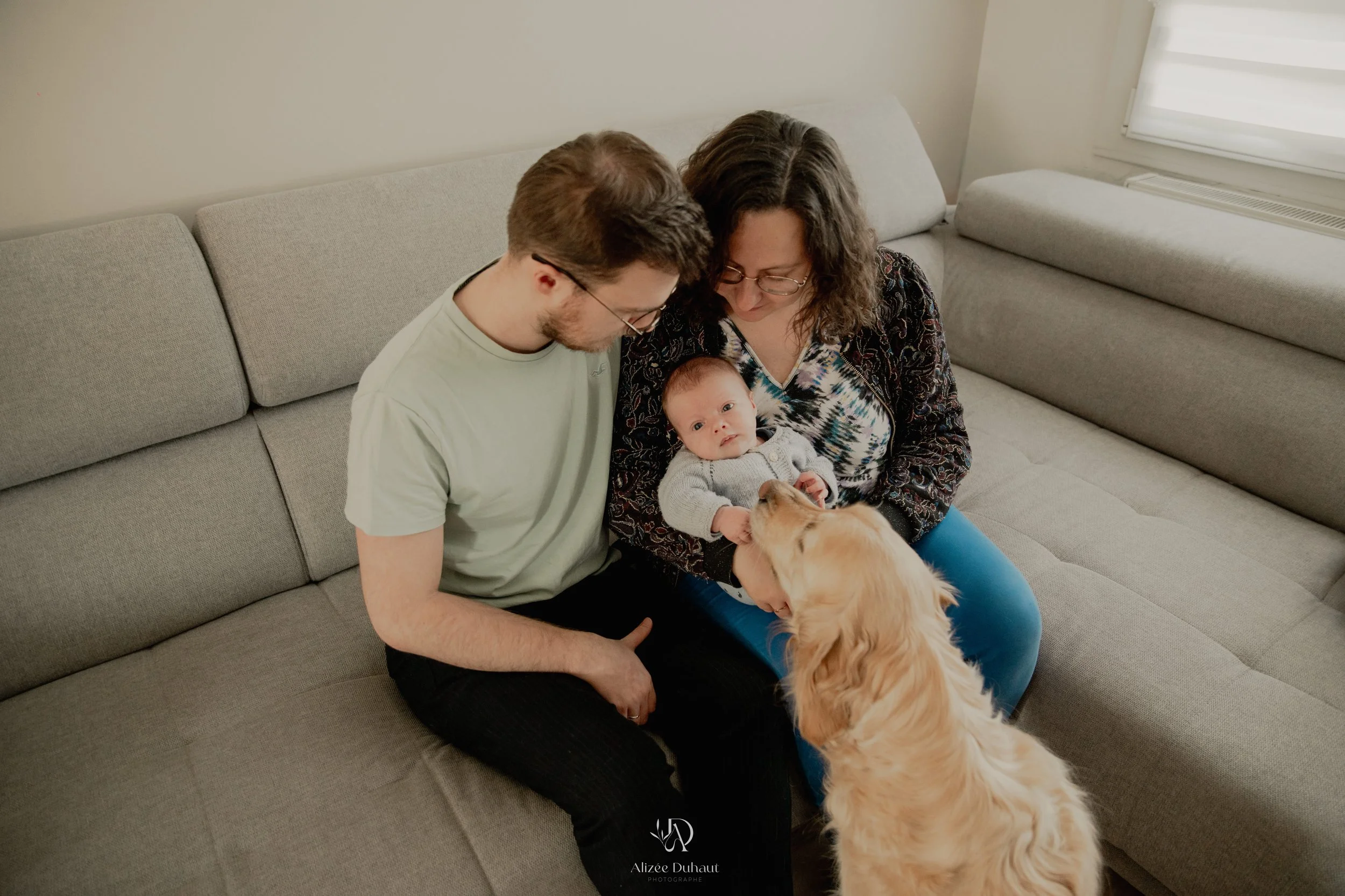 Séance nouveau-né à domicile avec son chien