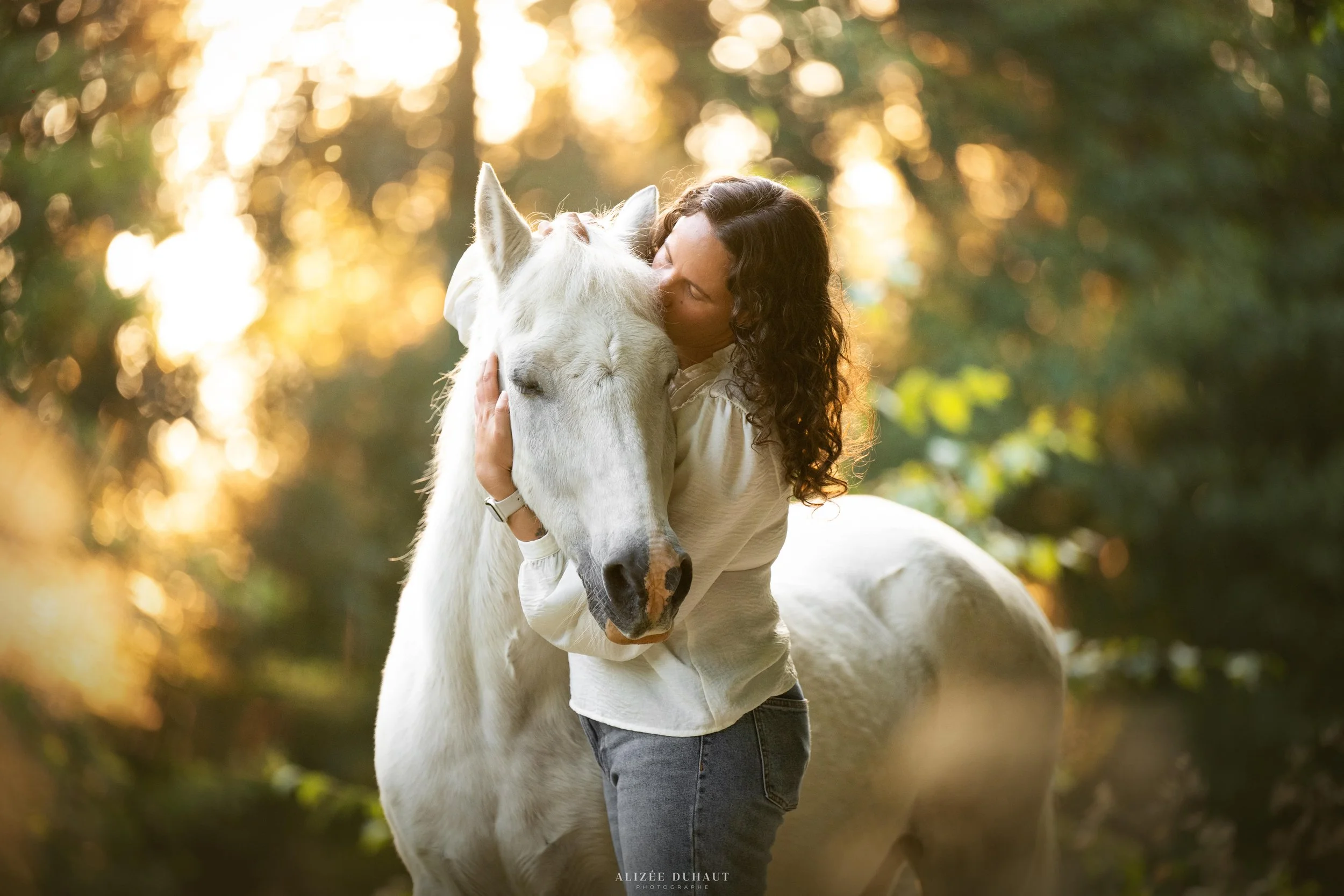 Séance photo amour cheval cavalière coucher de soleil en Belgique