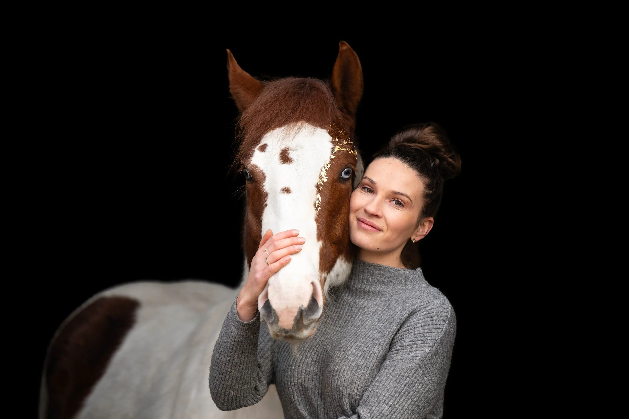 photo cheval et propriétaire séance sur fond noir Nord