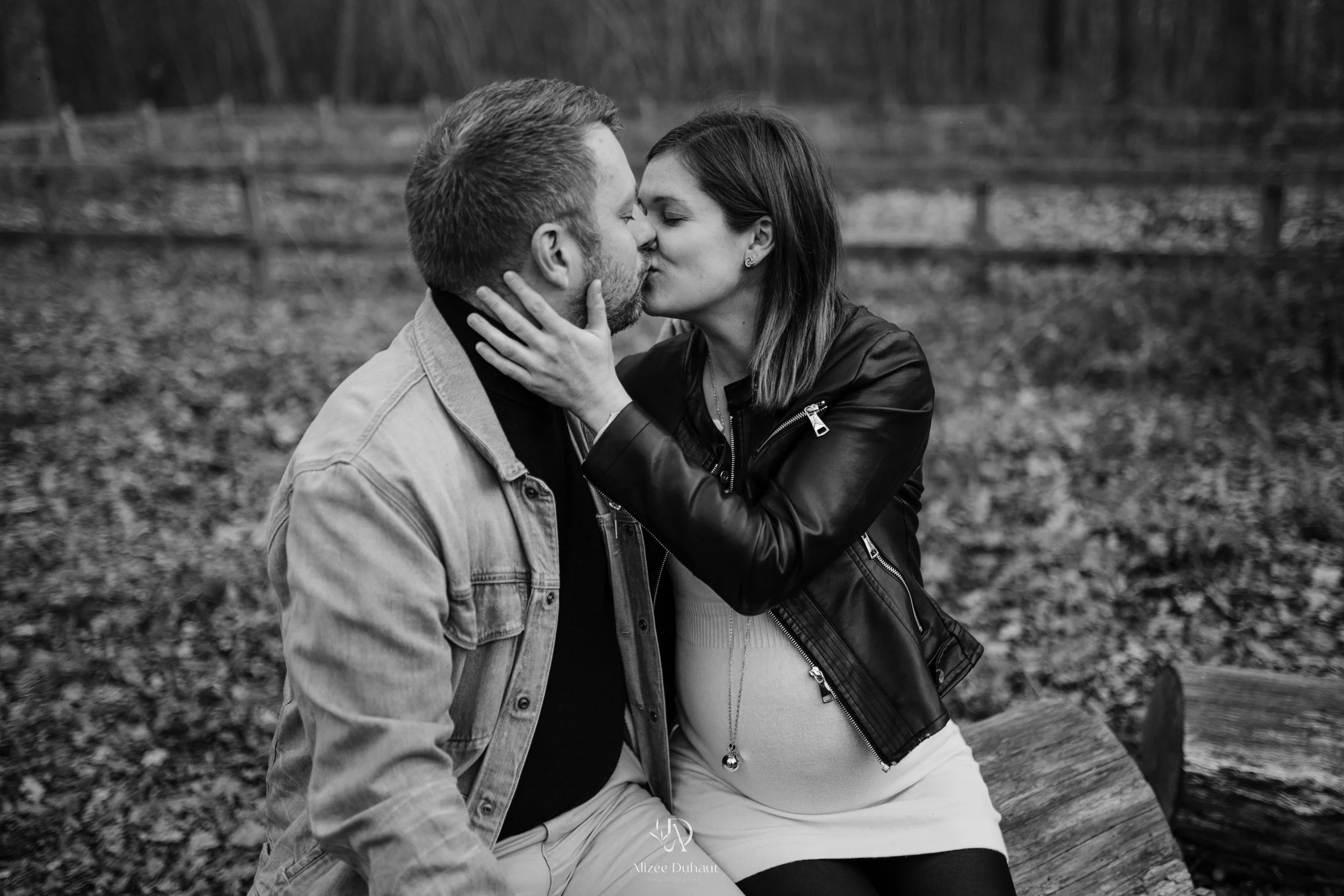 Séance grossesse dans les bois noir et blanc