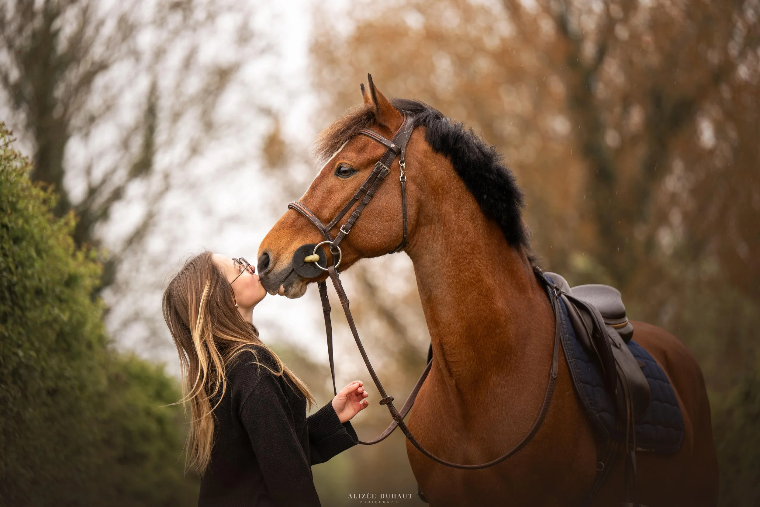 cheval et propriétaire lien émotionnel bisous séance photo ambiance automne Lens