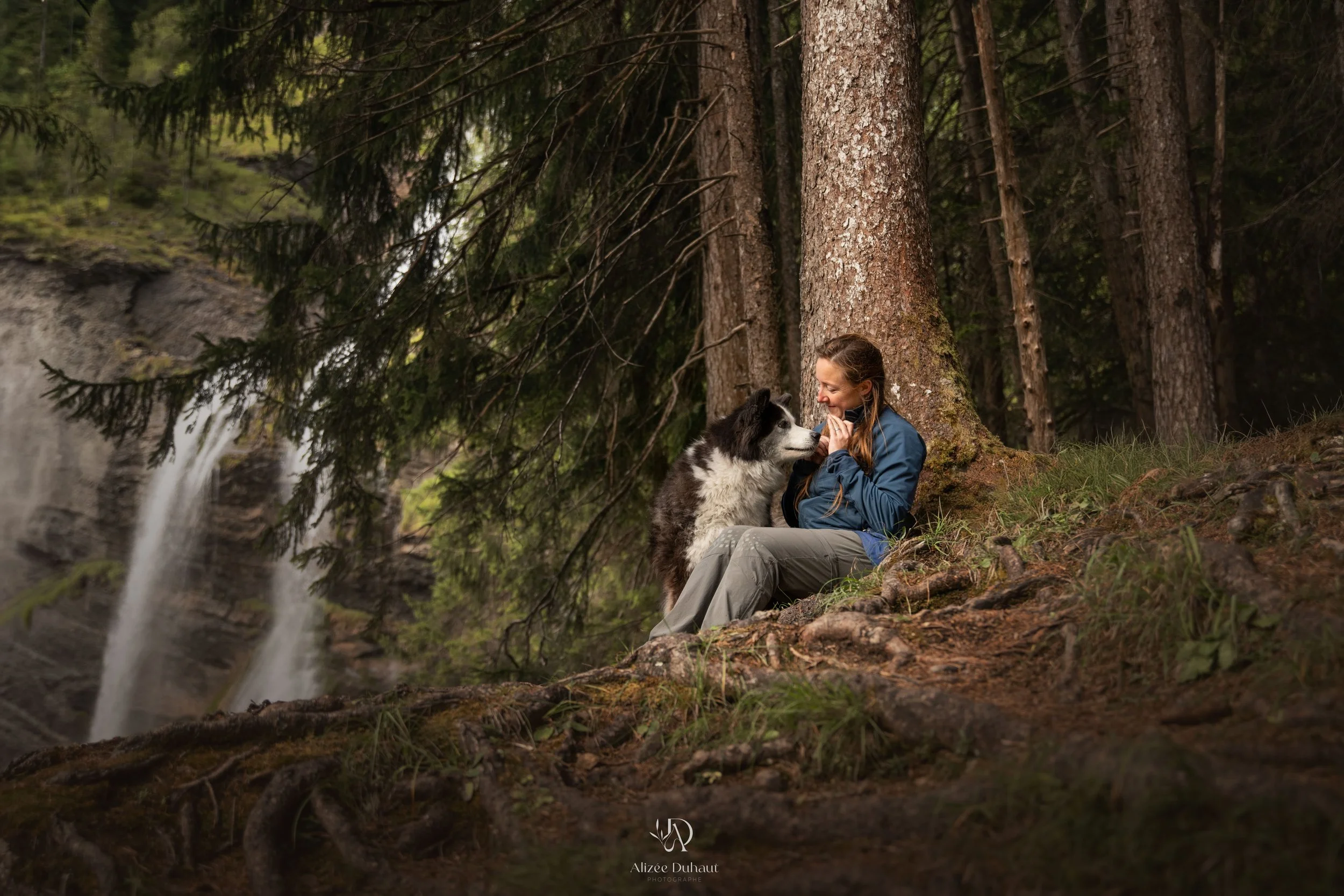 séance photo chien et humain devant une cascade Hauts de France