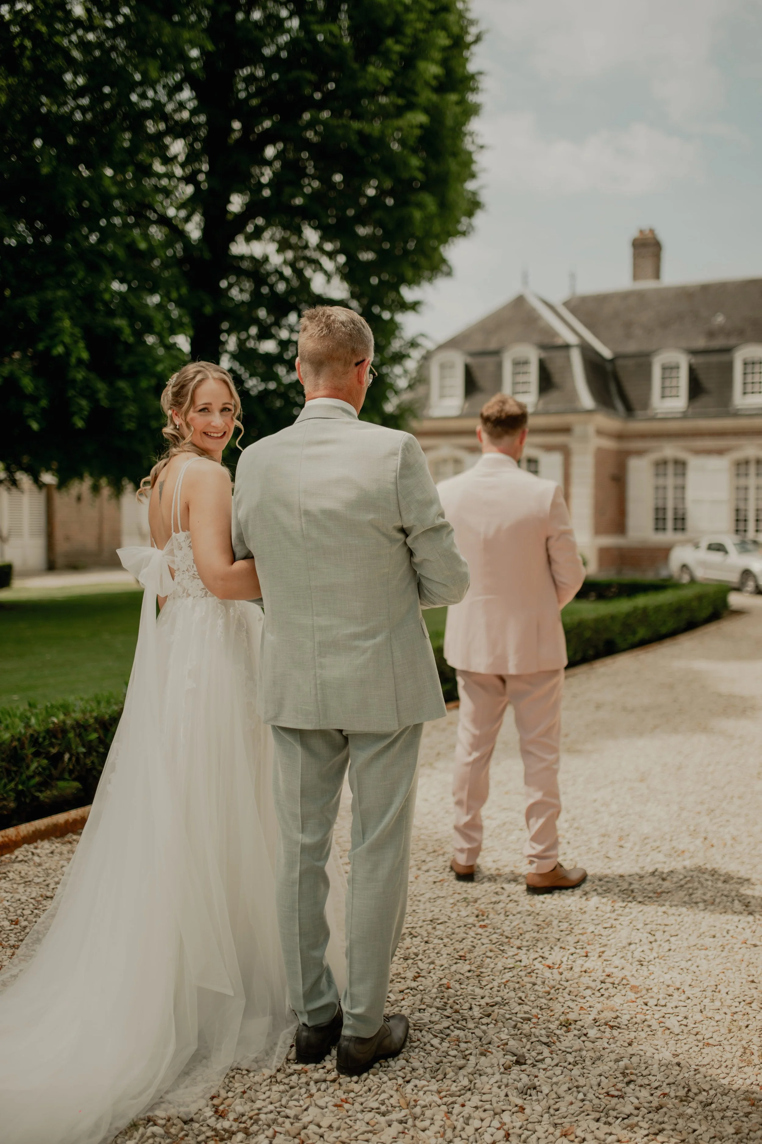 First look des mariés devant un château dans le Pas de Calais