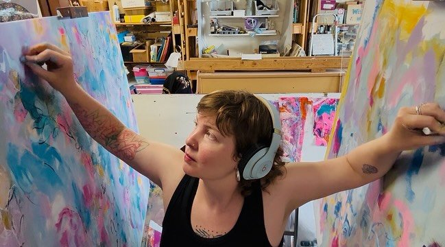 Mad onnneee in the paint cave 
Bilateral drawing and painting // absolutely blissful sensation of engaging the coordinated way of moving and the less familiar way of making art AT THE SAME TIME.
I think being ambidextrous is different for different p