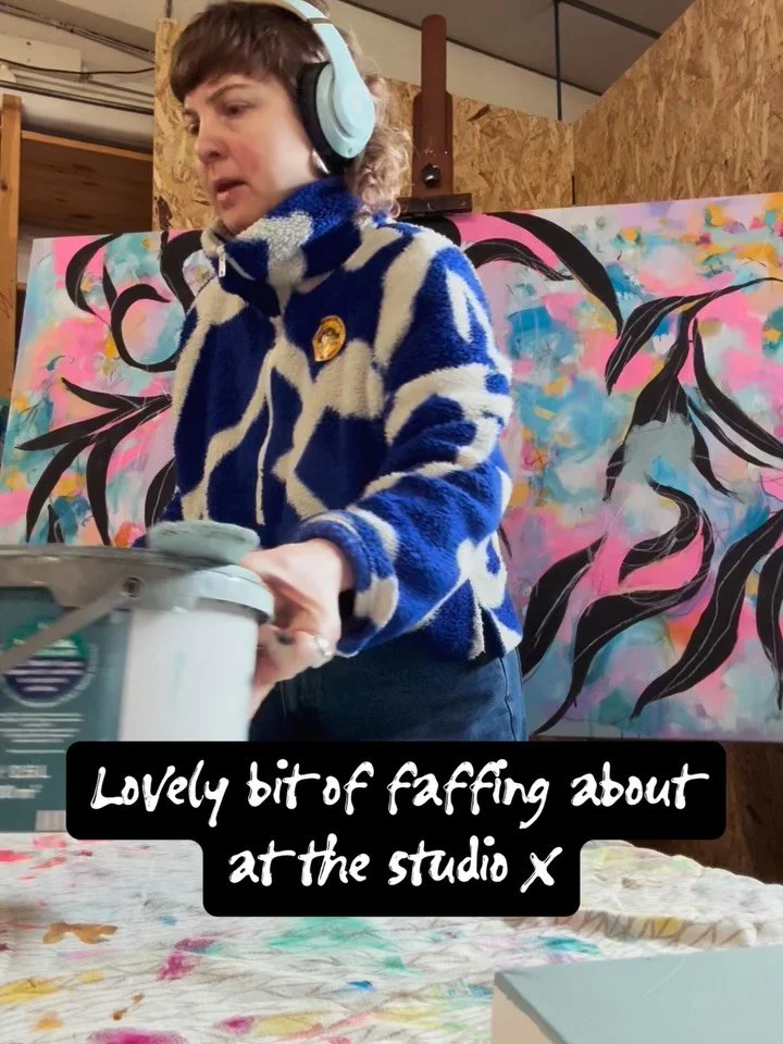 Black and sage base coats on fresh canvases whooootttt omg im excited 🥹🤓🫟🙃

This big piece is coming alonnnnggg nicely.  Been a bit of a ✨journey✨
😩😅😮&zwj;💨🥴🫠🫨🤔 
but a lovely person said it&rsquo;s giving abstract birds in flight which I&