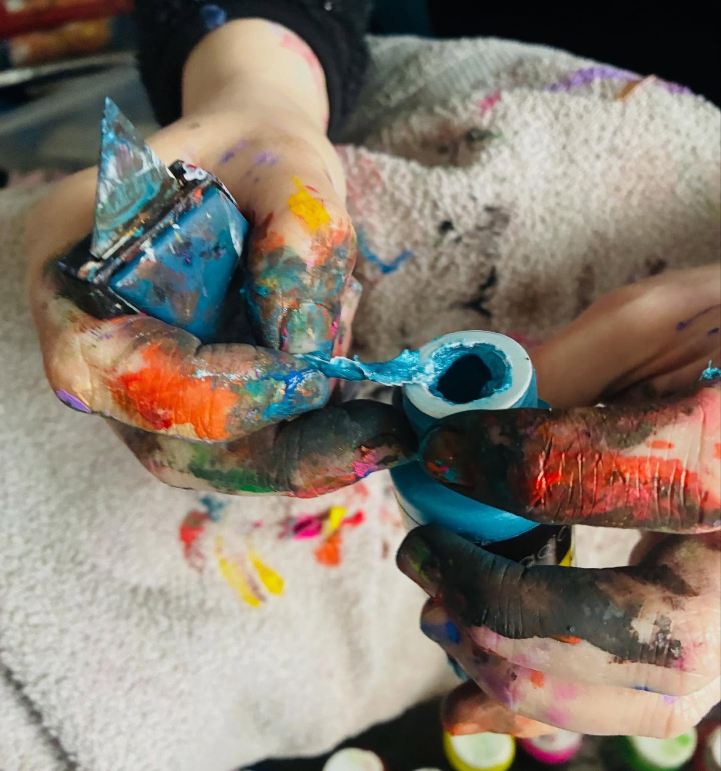 Paint box maintenance 🙌🏻
clearing out the workshop paints and equipment//
preppin for upcoming sessions.

#artistfacilitator #painter #artworkshops #artmum #bristolartist