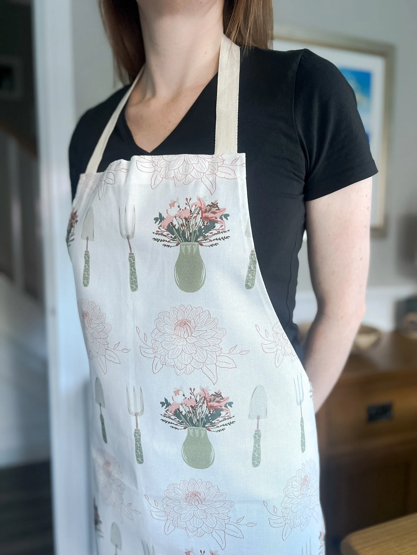 Take a peek at something arriving soon! 🤎🌿🎉.
.
Aprons will be getting stocked on my website and available wholesale to stockists 🤎🥰.
.
Made here in the UK from 100% cotton with my cut flower garden and puffin designs so far.
.
Seeing my artwork 