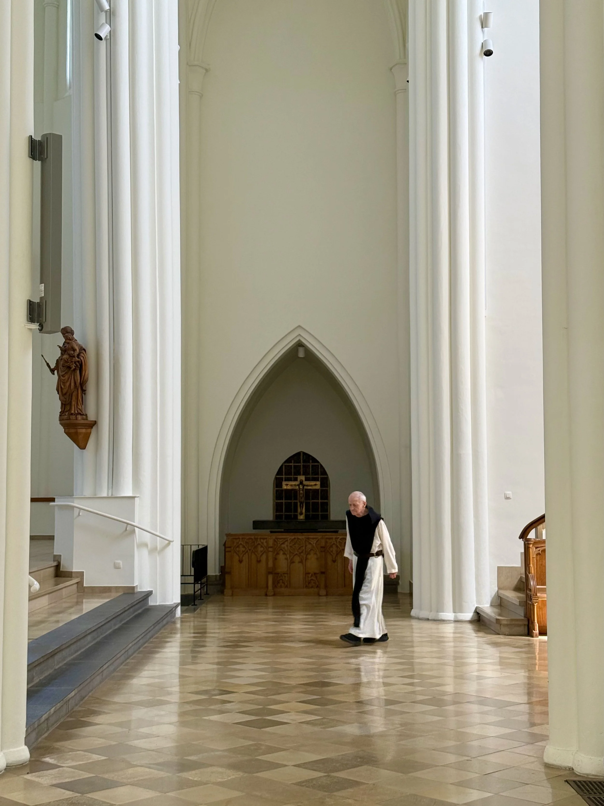 Abdijkerk - pater Trappist op weg naar de Noon