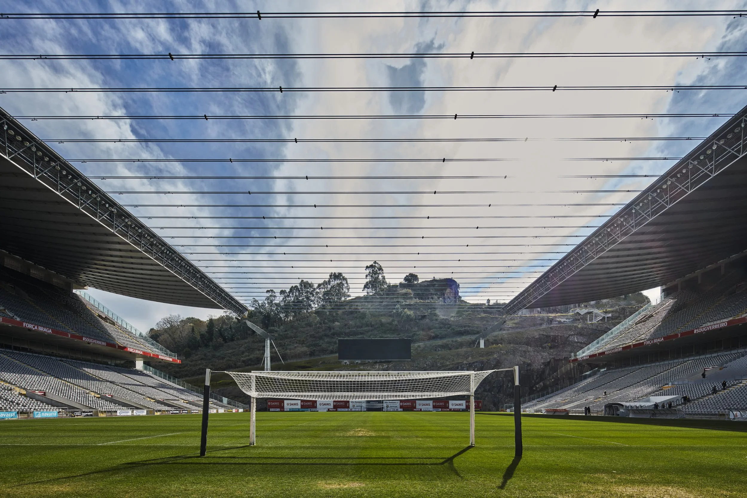 Twee tribunes en het zicht op de rotswand in Braga - Eduardo Souto de Moura