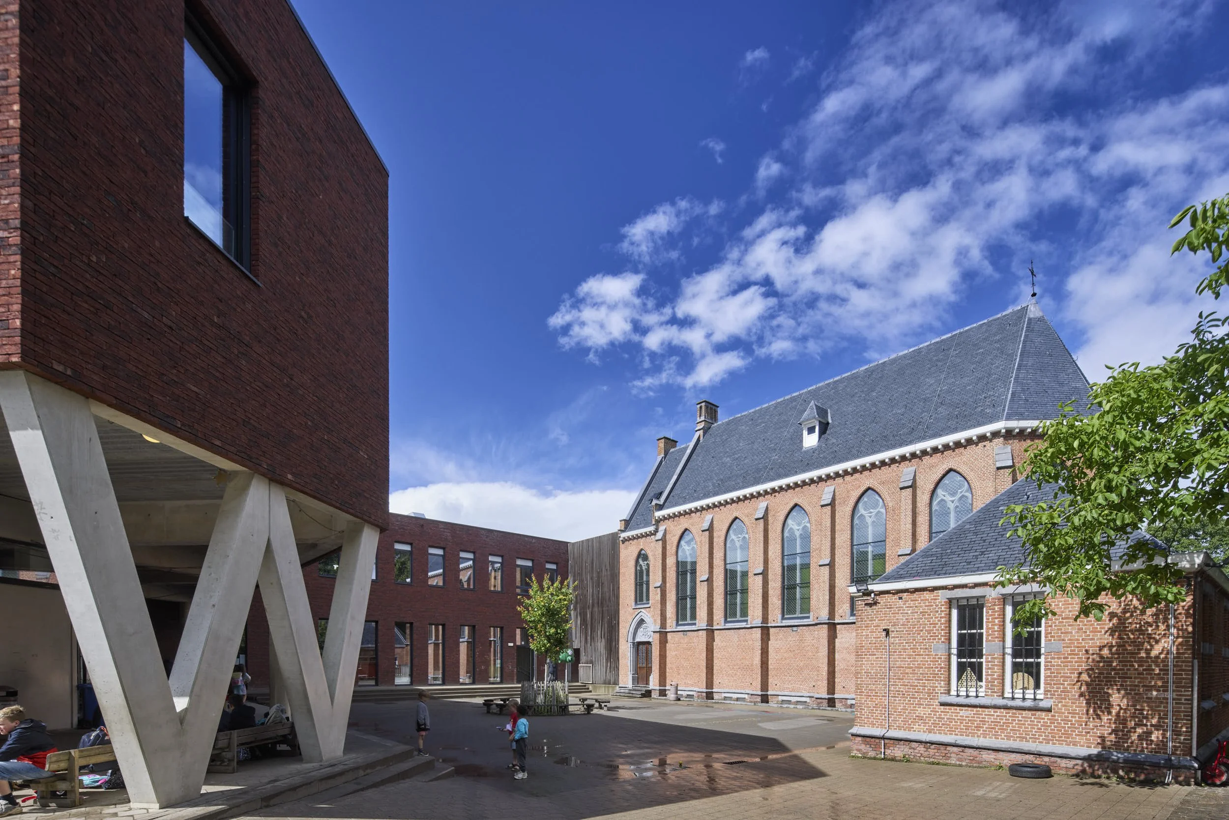 Bleydenbergschool, de oude kapel werd bewaard maar kreeg ondertussen een andere functie.