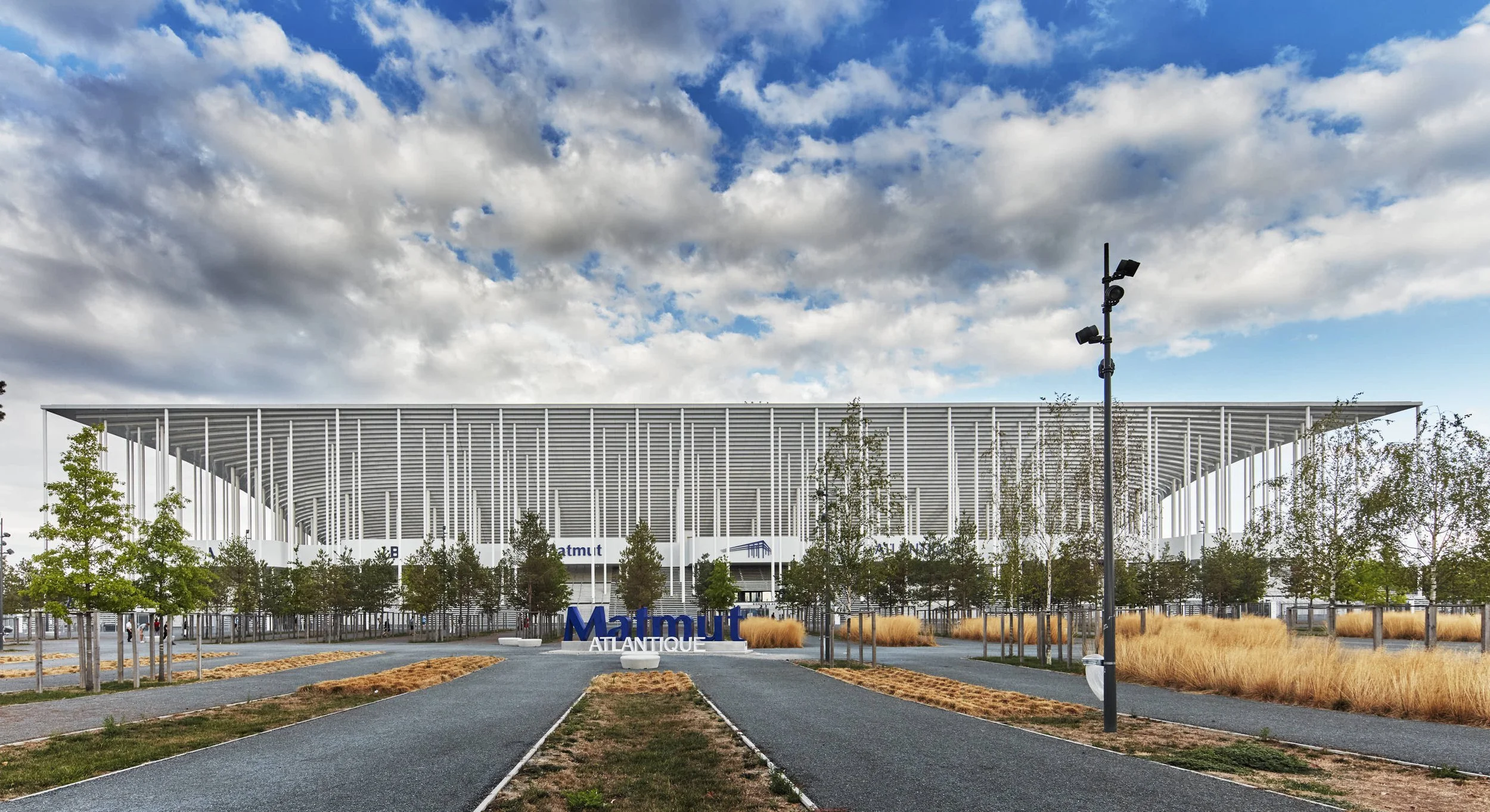 Mahmut Atlantique Bordeaux, zicht op het stadion van Herzog & de Meuron