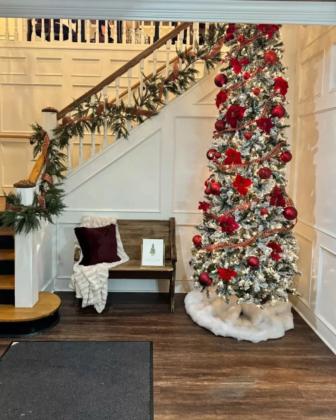 Christmas weddings bring Christmas trees! 🎄Tyra and Joey's guests made it extra special by placing their gifts under the twinkling Christmas tree. 🎄
Design, Décor and Rentals @tracydiehlevents
Venue @theomahabarn
Planner @mindelllea
Ca