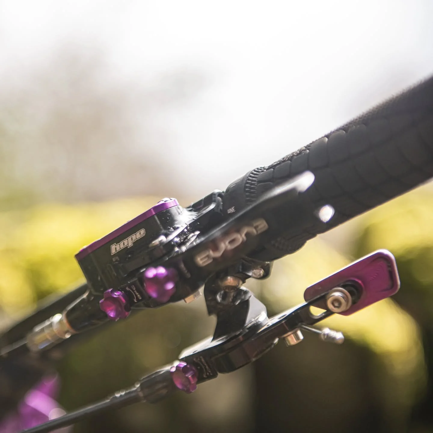 The @Hopetech GR4s are the bee&rsquo;s knees. An evolution of Hope&rsquo;s Tech 4 platform, they bring more outright power and refinement. Built for hard, fast, technical riding like the kind riders will face at Trans Caledonia.

With a revised lever