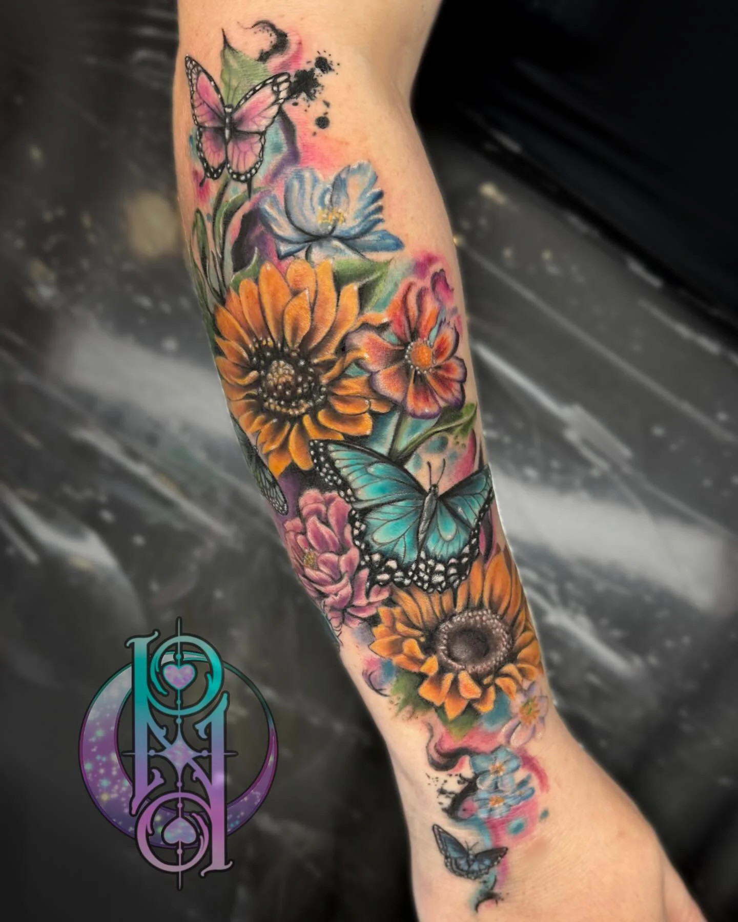 Just some pretty flowers and things by @racheldelaine 💅 Had a lot of fun doing this piece for Myranda, thank you for the amazing ideas and conversations that came with it. 🥰