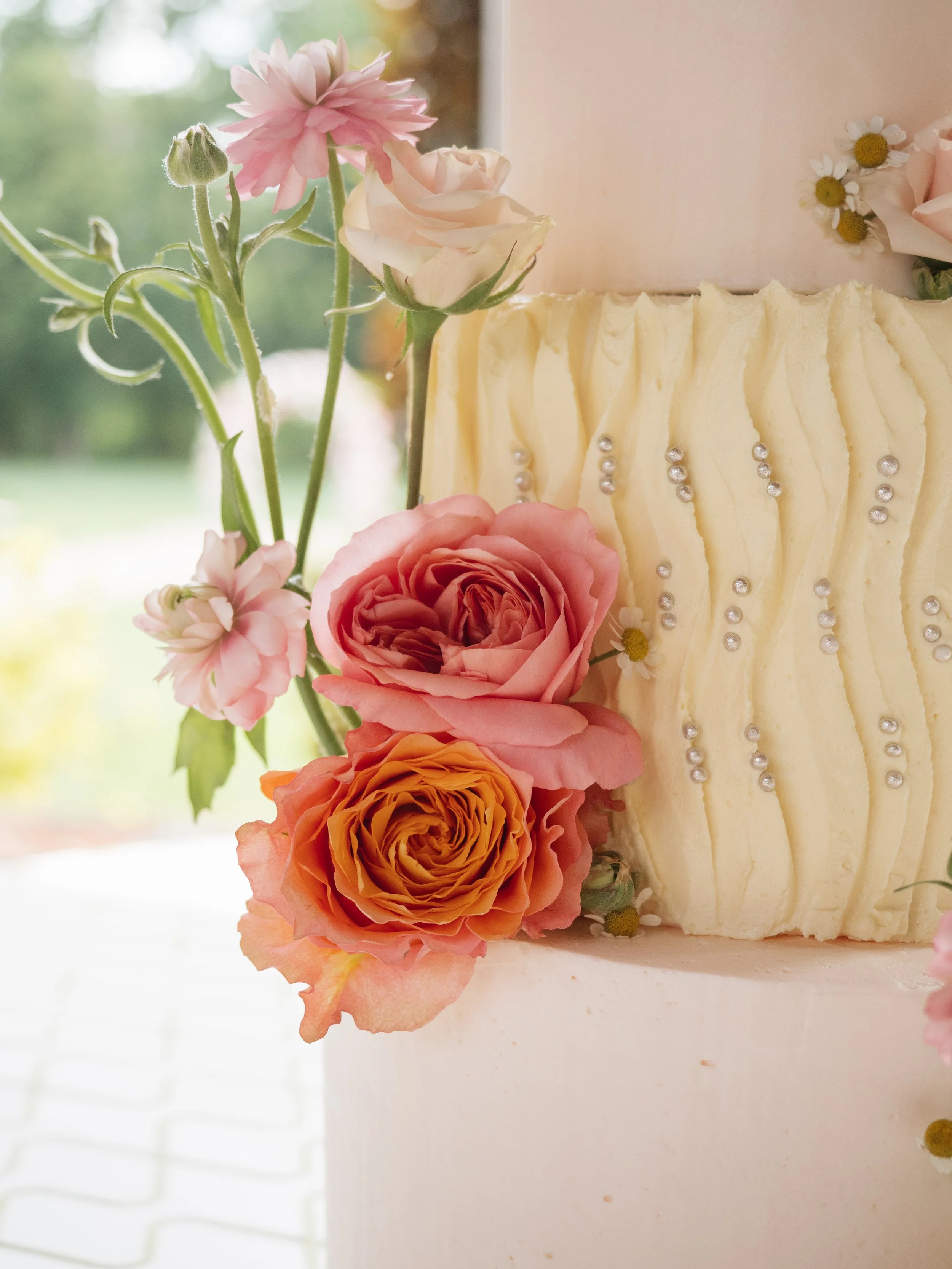 Close up of garden roses on a white wedding cake..jpg
