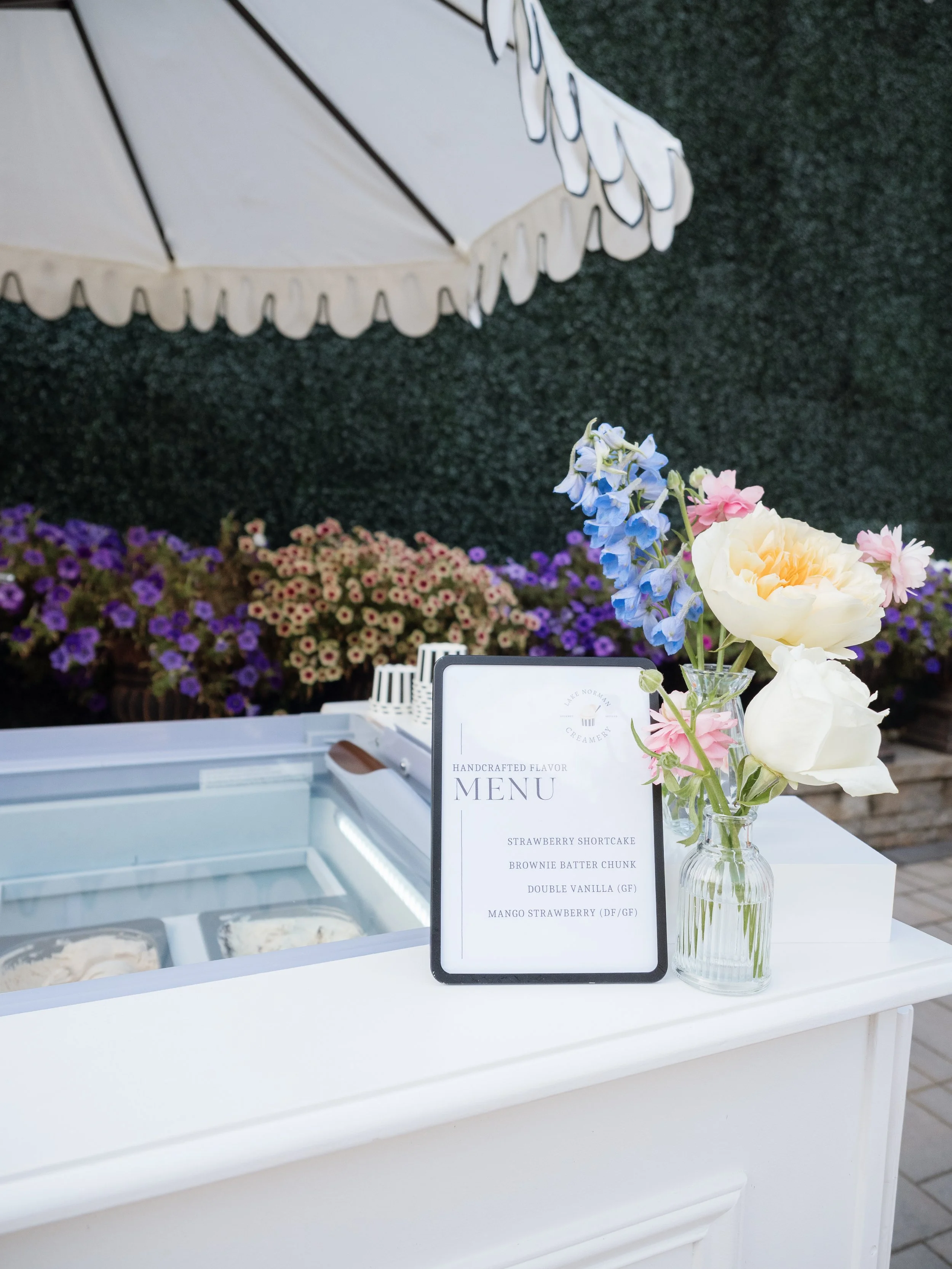 Bud vase decorations on ice cream cart..jpg