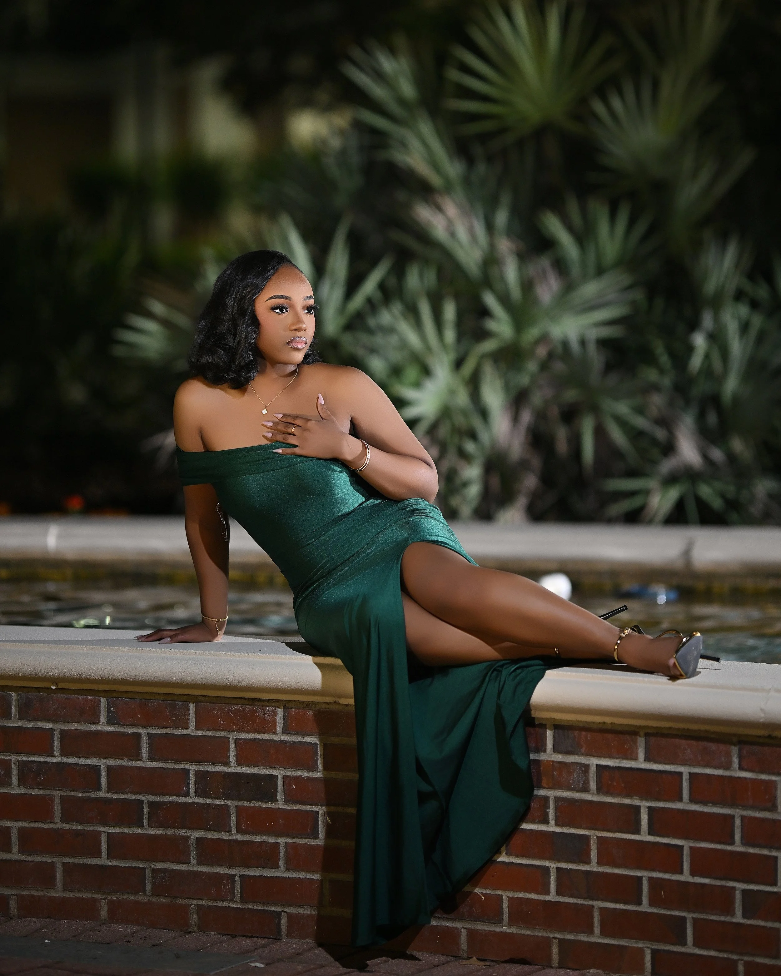 tallahassee-famu-graduation-photographer-emerald-gown-fountain-portrait-08.jpg