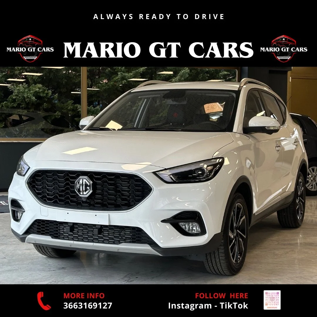 Auto bianca MG MG3 in mostra all'interno di un showroom con decorazioni verdi sullo sfondo.