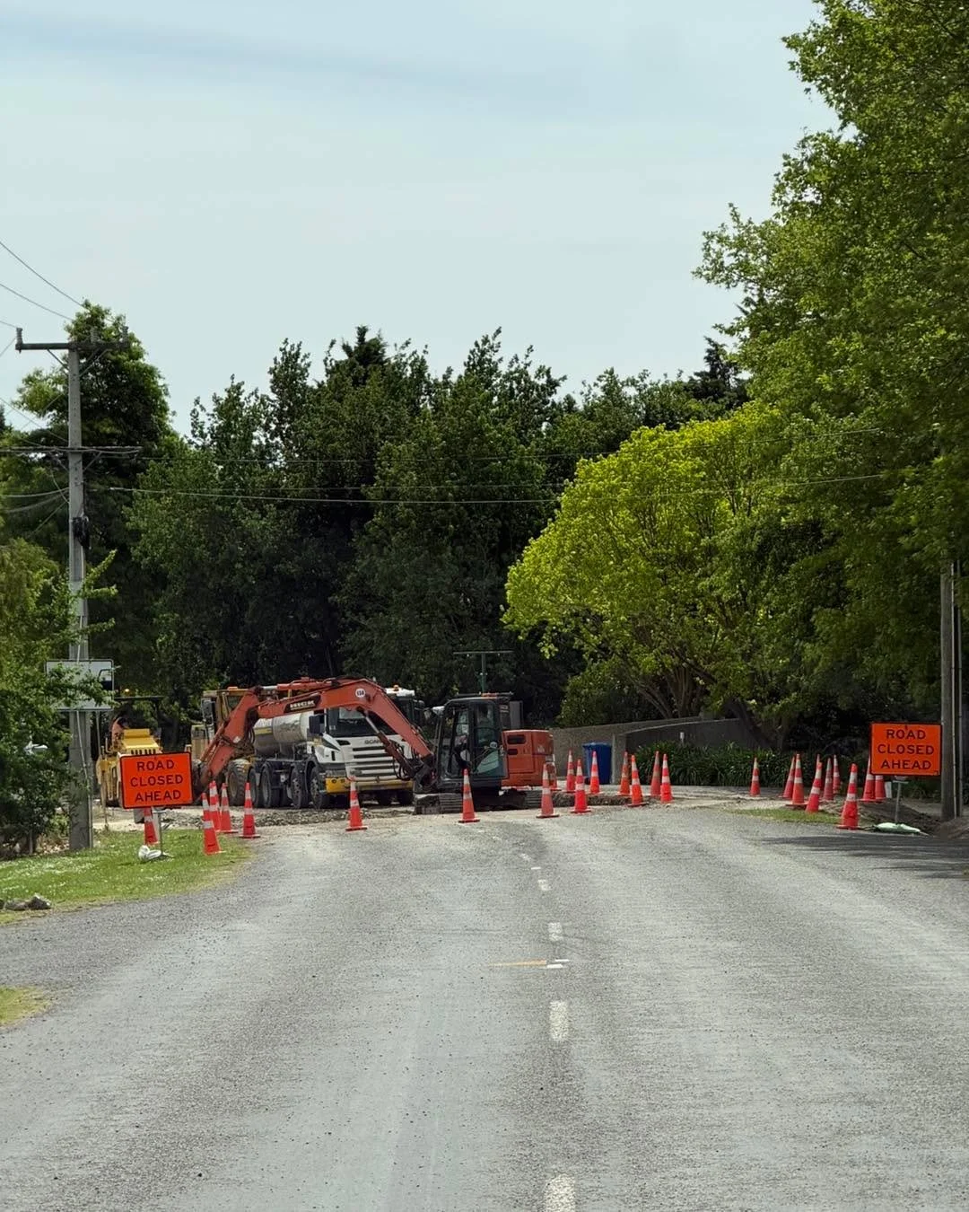 It is the Art Trail this weekend &amp; next weekend.  I am not part of it this year and unfortunately there is no way for traffic to pass by my gate this year due to this&hellip;.. photos show why 😔 this is directly outside our driveway. We have bee