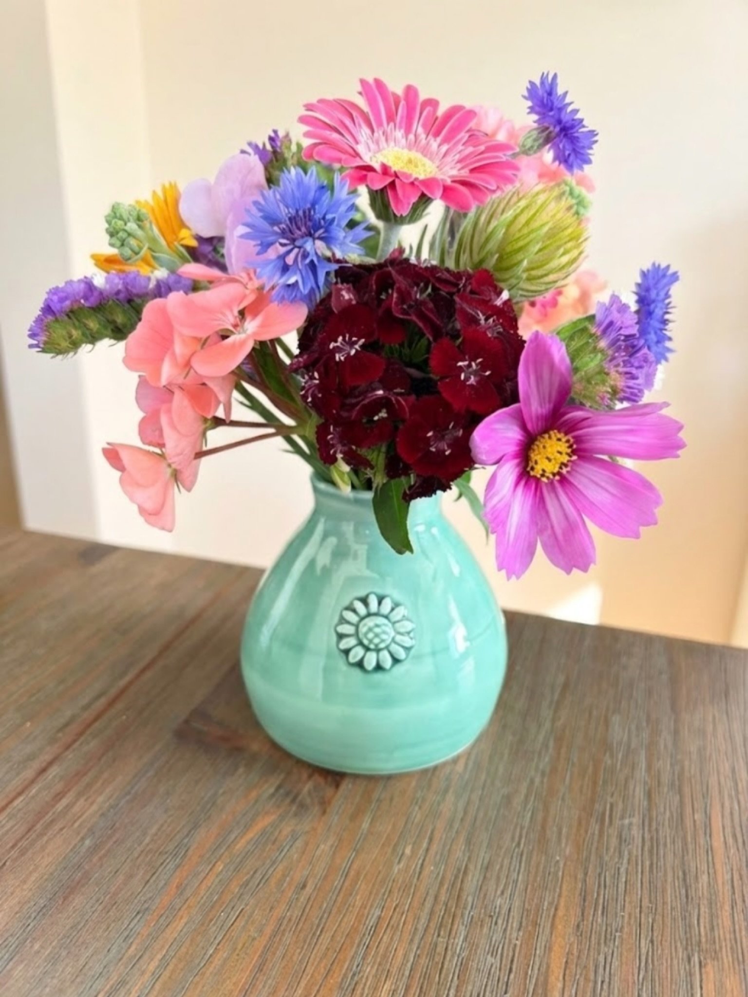 A lovely client purchased one of my sunflower vases, filled it with flowers from her own garden and her sons class gifted it to their teacher for xmas.  What a great idea 💐 🎄 💚