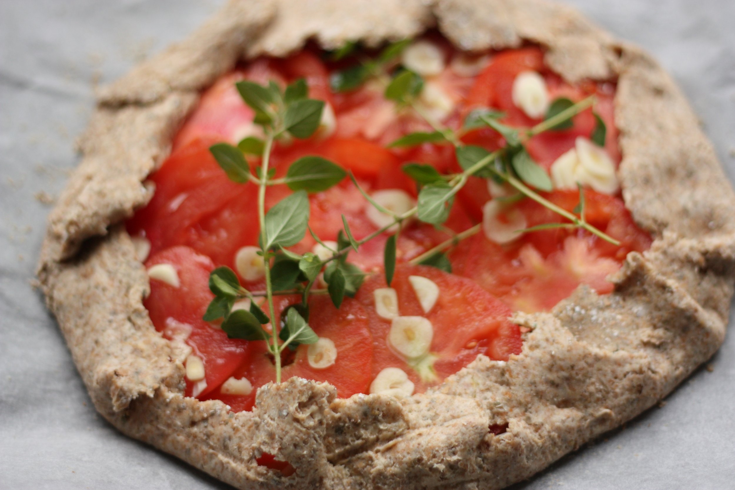 Ogräddad tomatgalette med vitlök och örter.