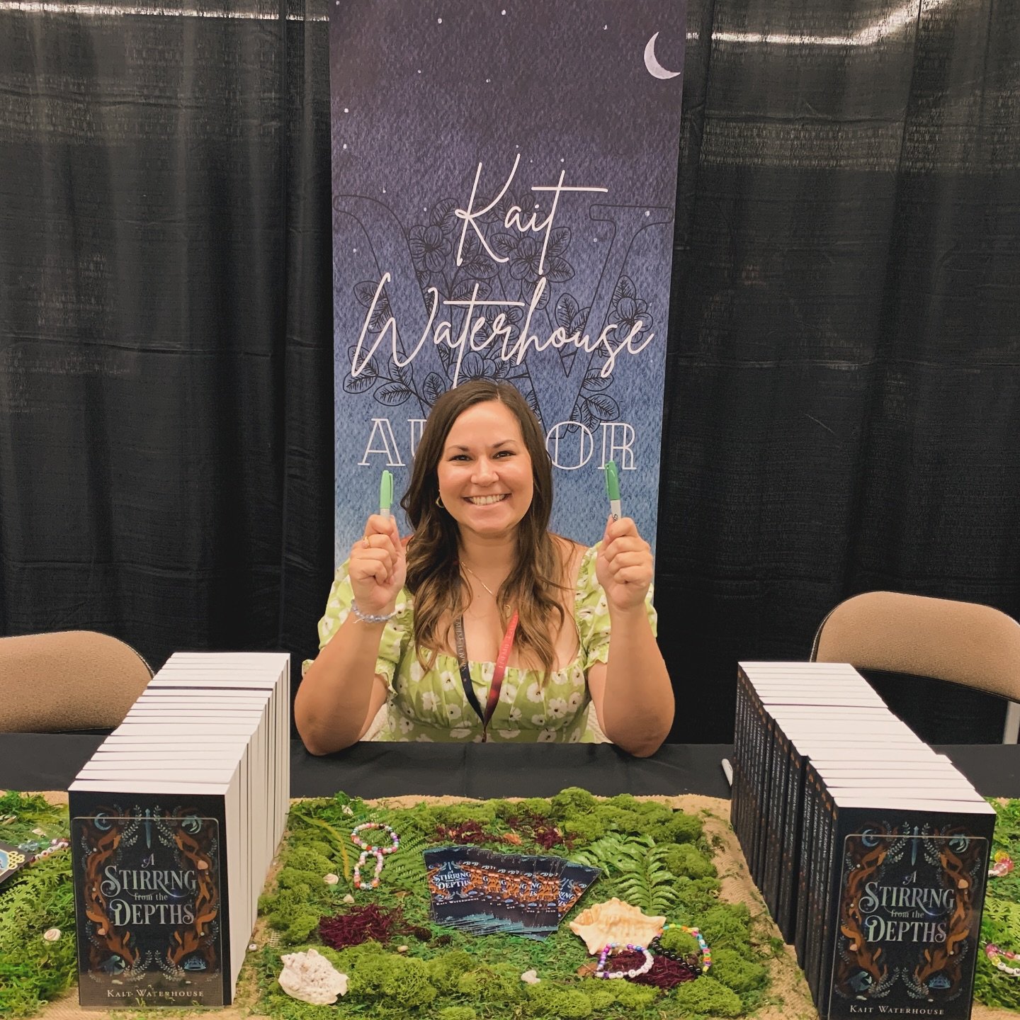 I&rsquo;m ready to sign your book!! Come see me today at @teaandtropesevents Enemies and Lovers book convention!! 
#azbookevents #authorsofinsta #bookish #romantasybooks