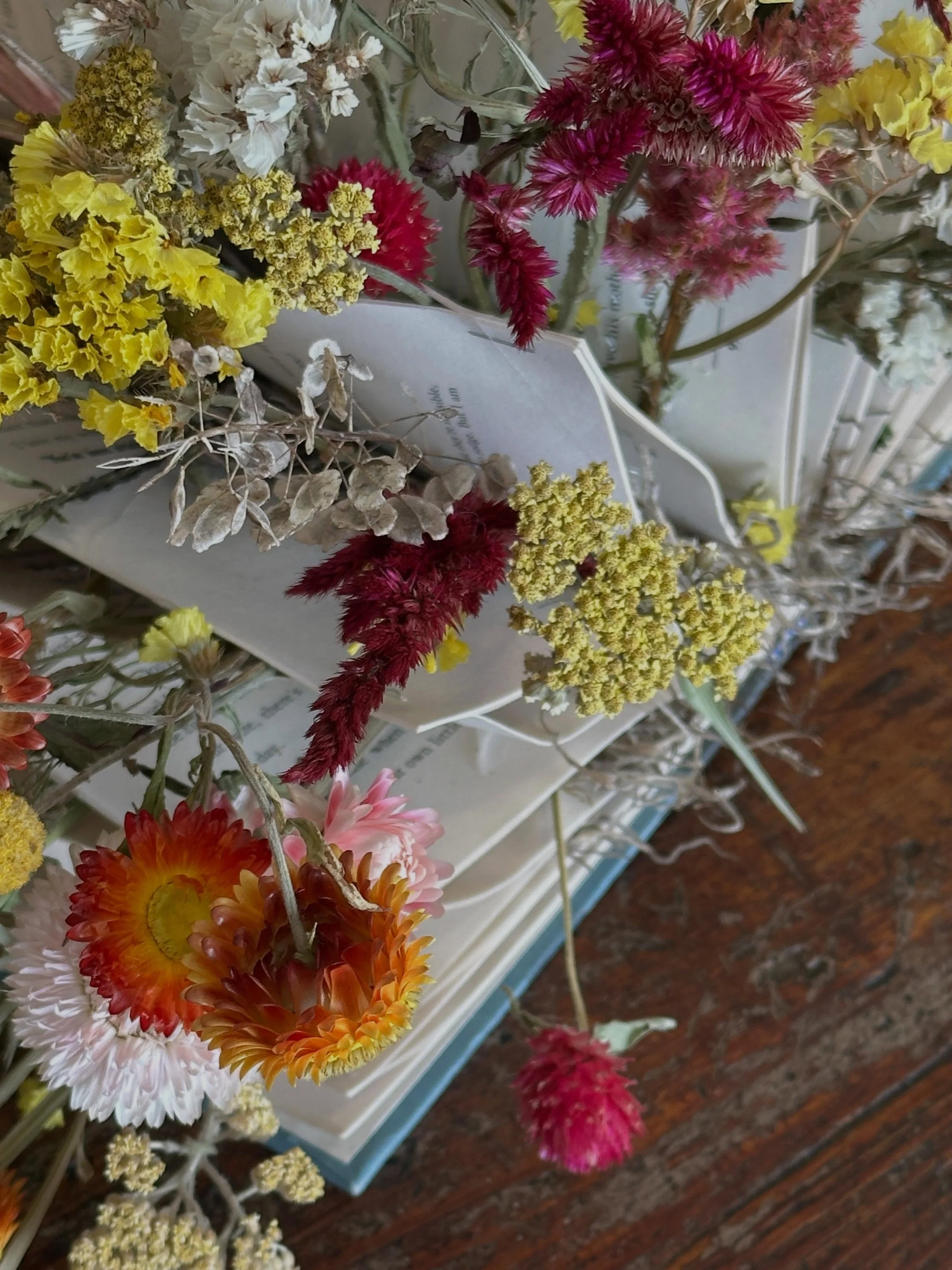 Ok, y&rsquo;all have been *loving* the new dried floral centerpiece on the counter by the door. After *overwhelming* (in a good way) requests, it&rsquo;s now posted as a workshop and spots are *limited* because we only have so many flowers. ❤️

Just 