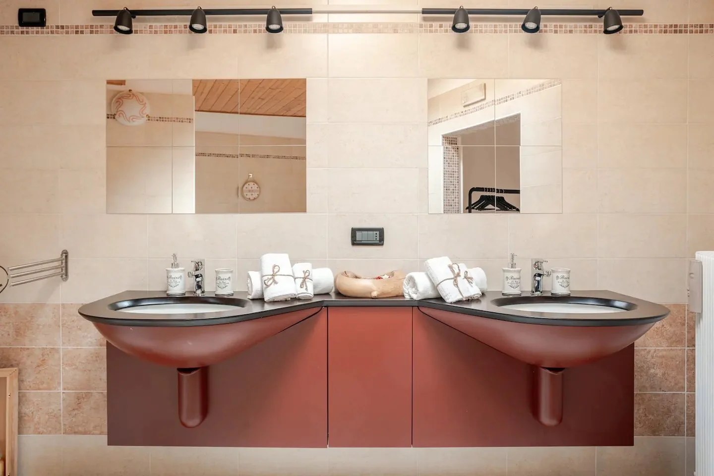 d7cb0edc-765c-4058-8cc4-fb82fc7c7541 copy.jpg