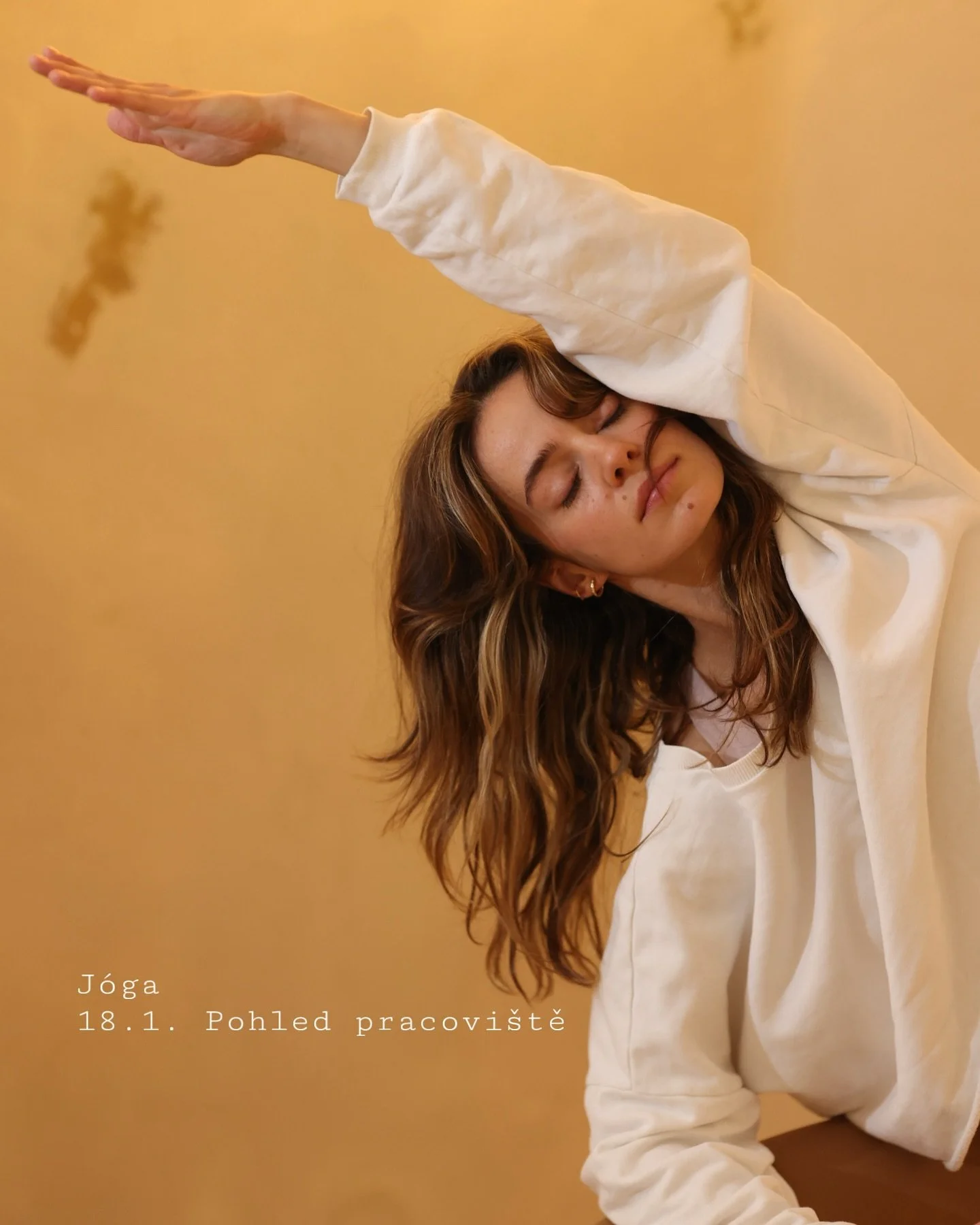 Zvu v&aacute;s na j&oacute;gu do letensk&eacute;ho prostoru @pohledpracoviste ✨

Lekce se kon&aacute; v sobotu 18.1. v čase 11-12.00, pro z&aacute;vaznou rezervaci mi napi&scaron; zpr&aacute;vu. 

Tě&scaron;&iacute;m se na v&aacute;s, Tereza 
🖤
Foto