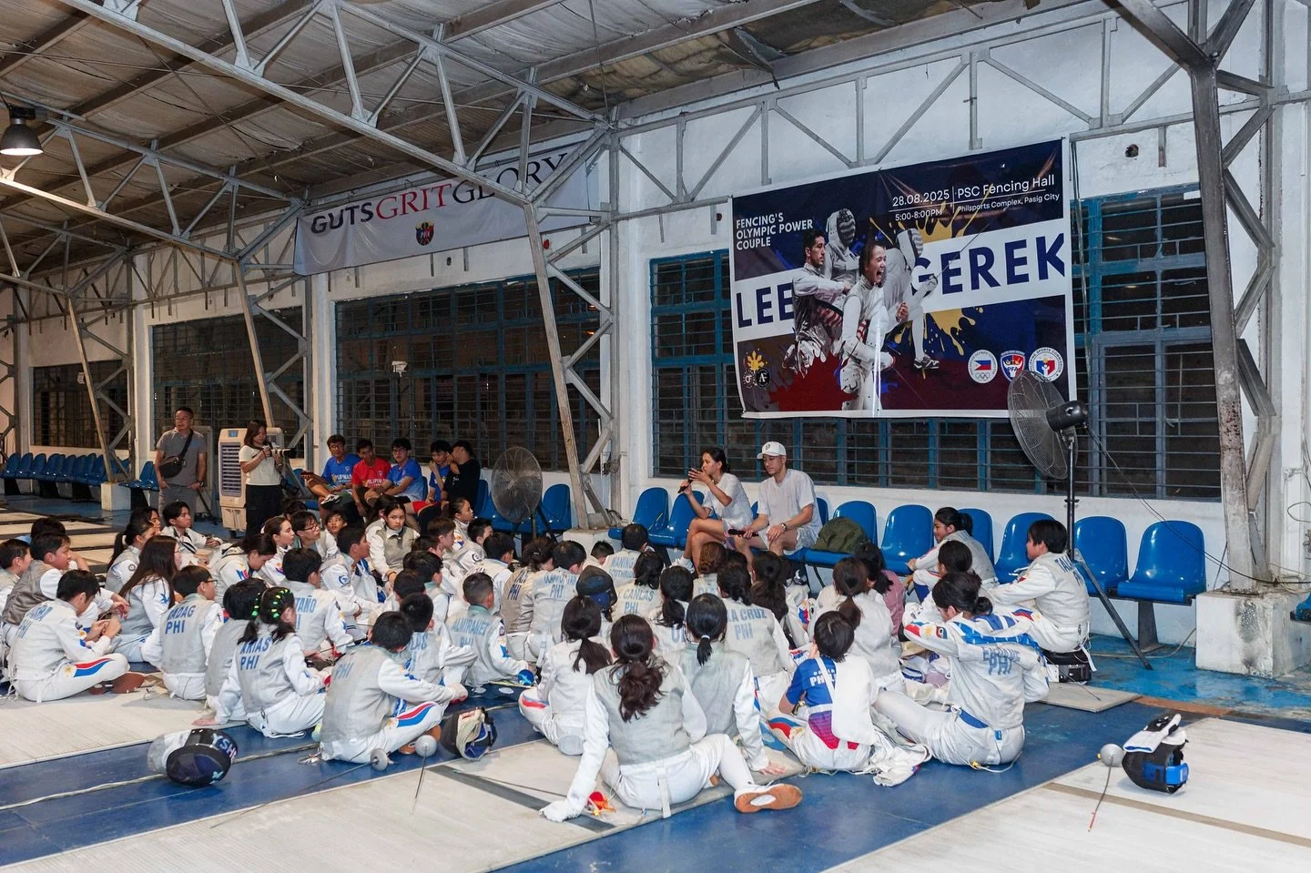 Leaving Manila with our hearts full of memories and our bags full of pasalubongs 😂 Thank you Sally, Coach Amat, the Philippine Fencing Association, and all the passionate fencers for making this dream come true!

📸: @brandon_deichmann