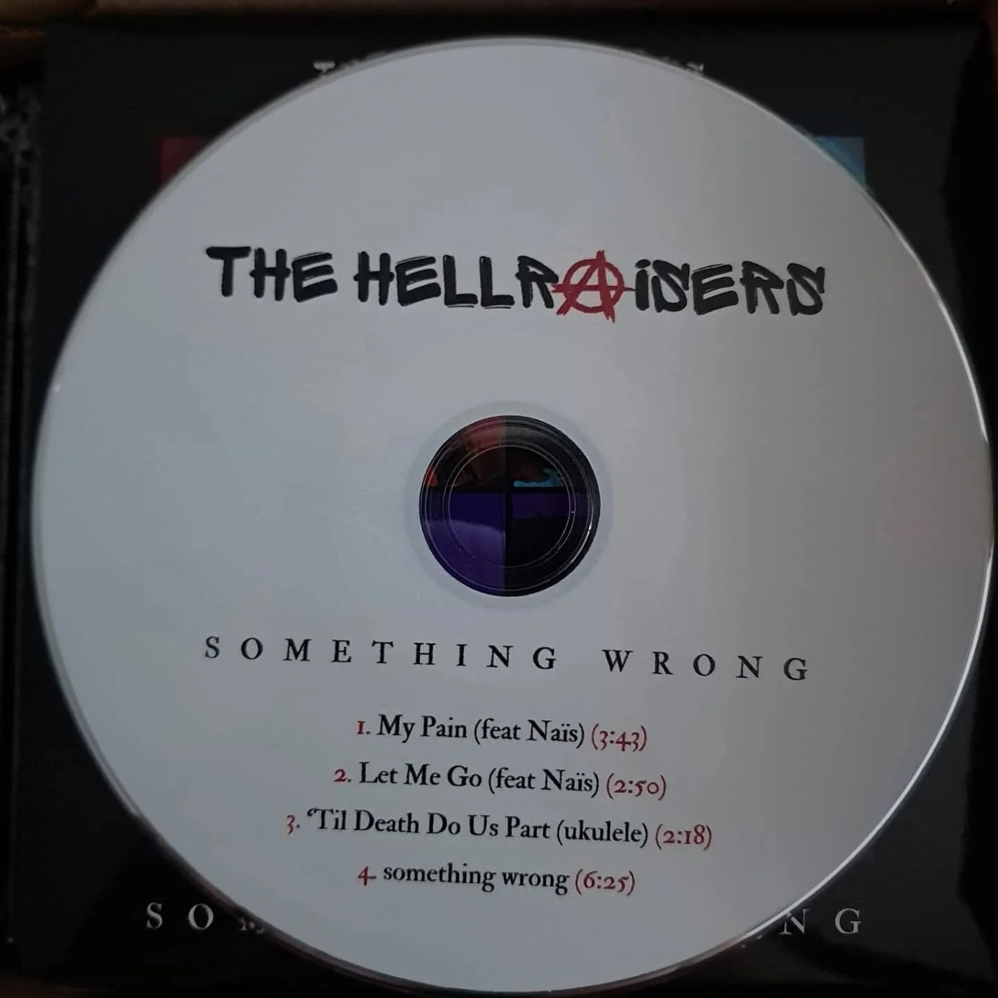 You can now buy our EP &quot;something wrong&quot;, t-shirts in black and white, and badges with the logo of the band!
(Link in bio)

#music #ep #disque #cd #acoustic #musicien #merch #store #badge #tshirt #band #musique