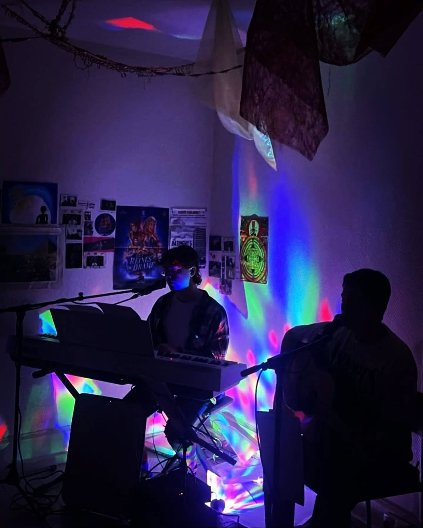 Concert, sortie et promo de l'EP, interview...on a eu une grosse semaine🥵
Merci &agrave; tout ceux qui nous ont aider, &agrave; ceux qui ont &eacute;couter l'EP, et bien sur &agrave; ceux qui sont venu nous voir en concert samedi❤️

Notre EP somethi