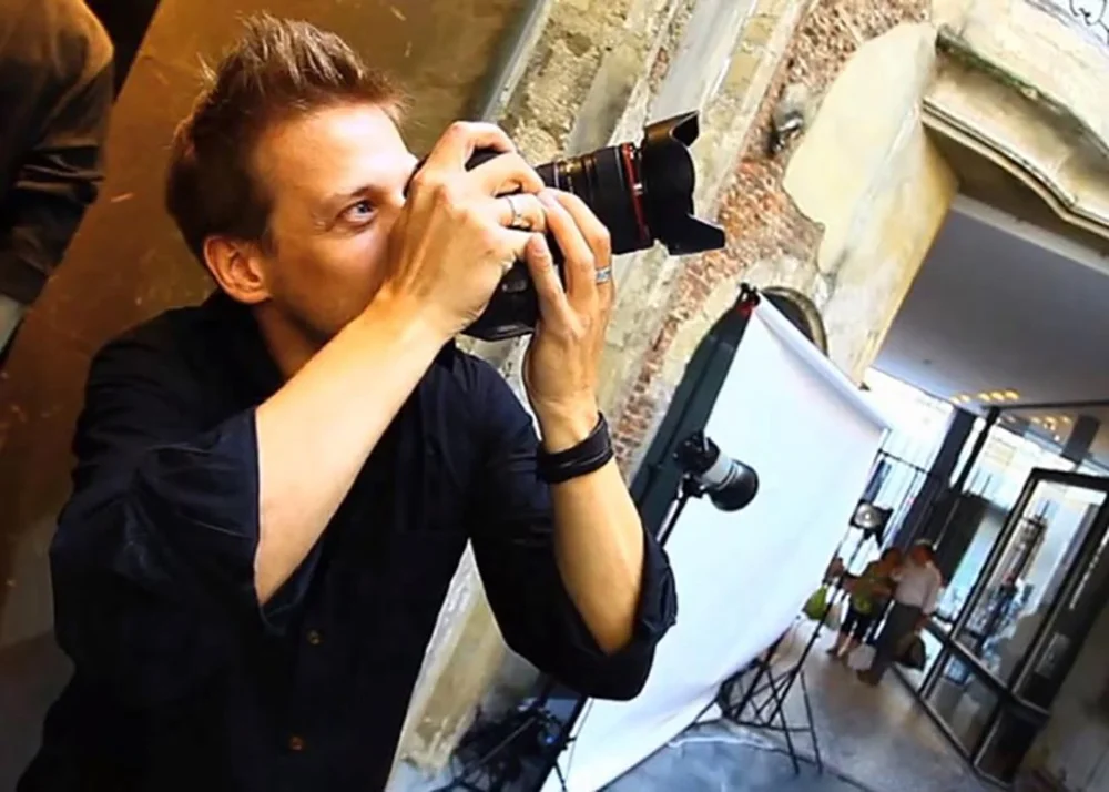 Lennart Knab holding a camera during a shoot