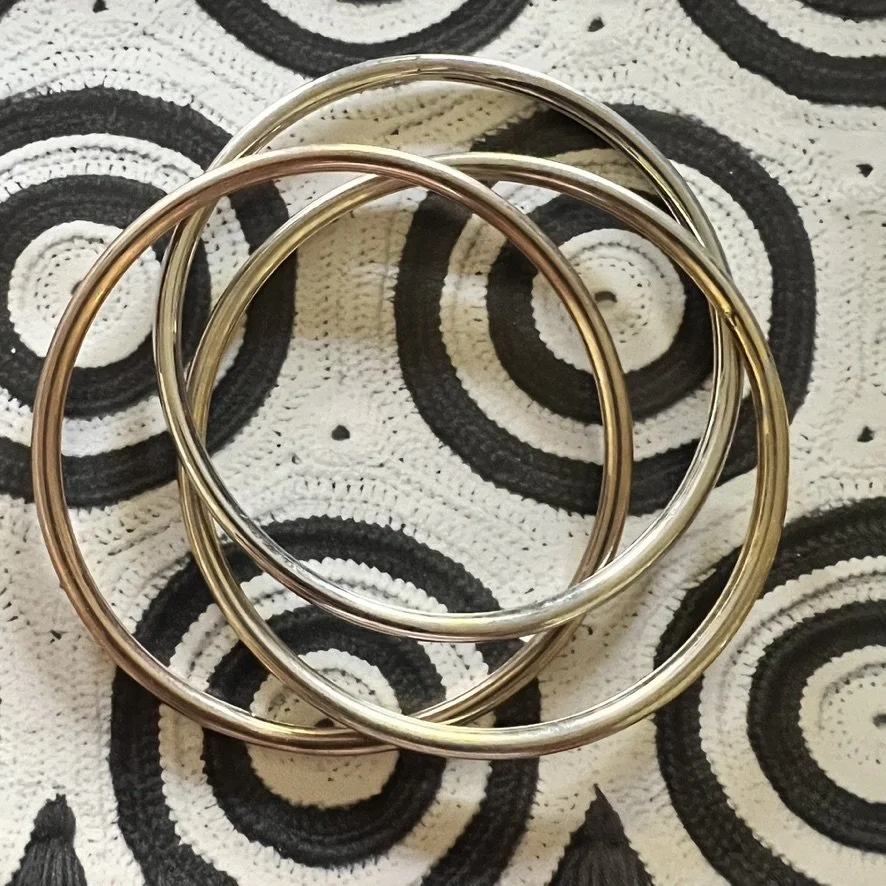 Mixed metal interlocked bangles